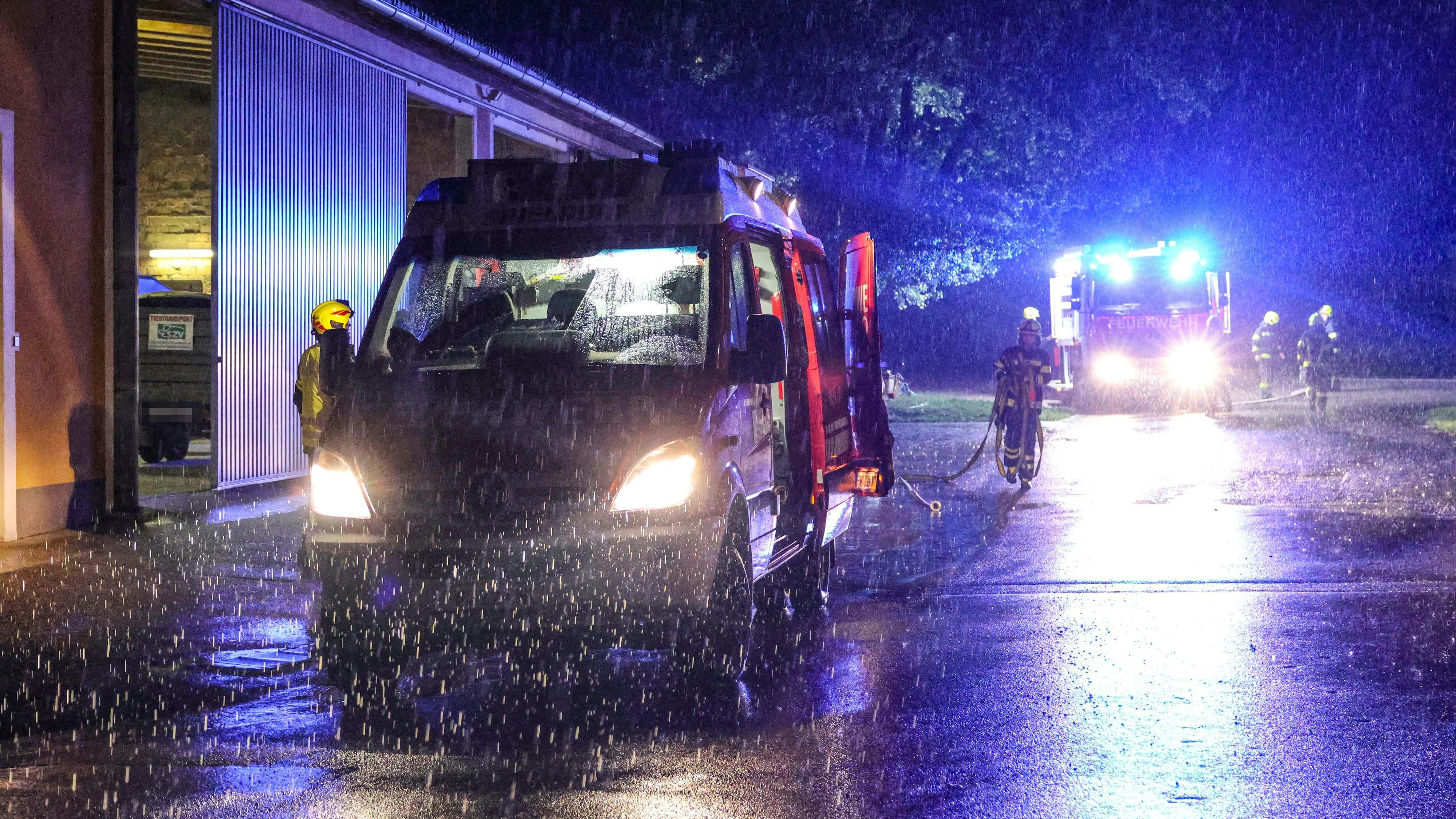 Heute.at - Feuerwehr rückt mitten in der Nacht zu Einsatz aus