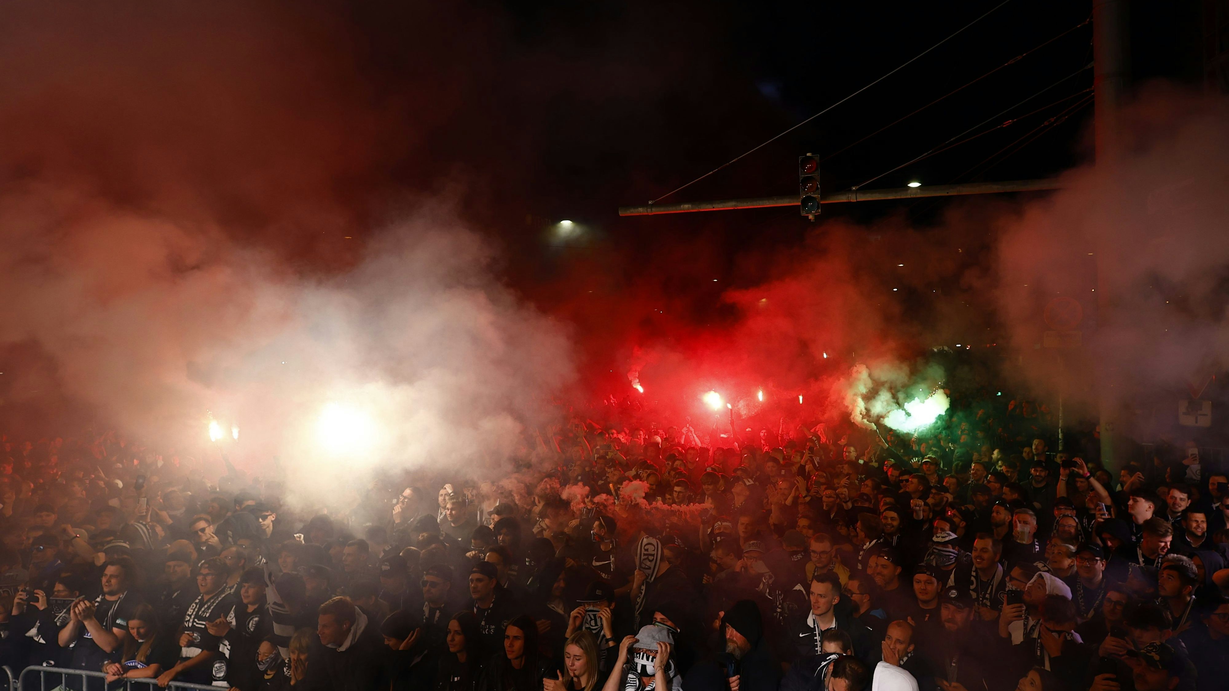 Am Rande der Meisterfeier kam es zu heftigen Ausschreitungen. (Symbolbild)