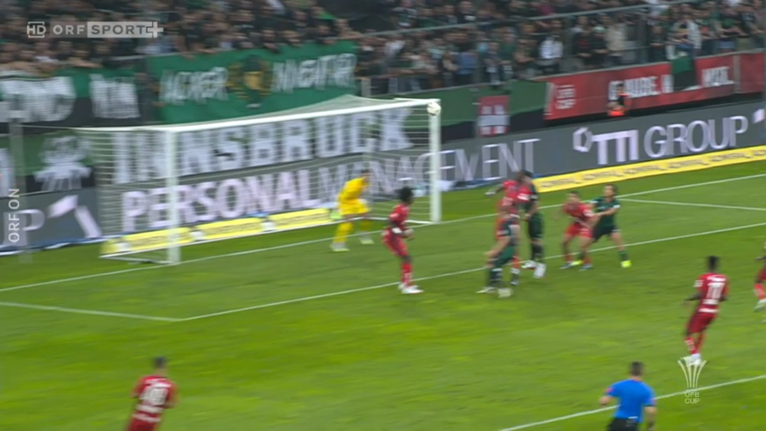 Rechts im Strafraum zu erkennen: Yilmaz hat die Hände am Körper von Auer. Dieser lässt sich in Folge leicht fallen. Yilmaz köpft ein, jubelt zu früh über das vermeintliche 1:1. Eine deutlichere Auflösung der Szene gibt es nicht.