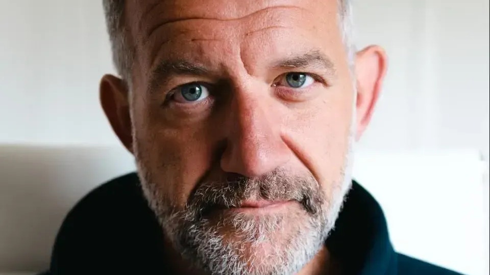 Interim-CEO Tom Conrad bleibt Sonos als Chief Executive Officer erhalten.