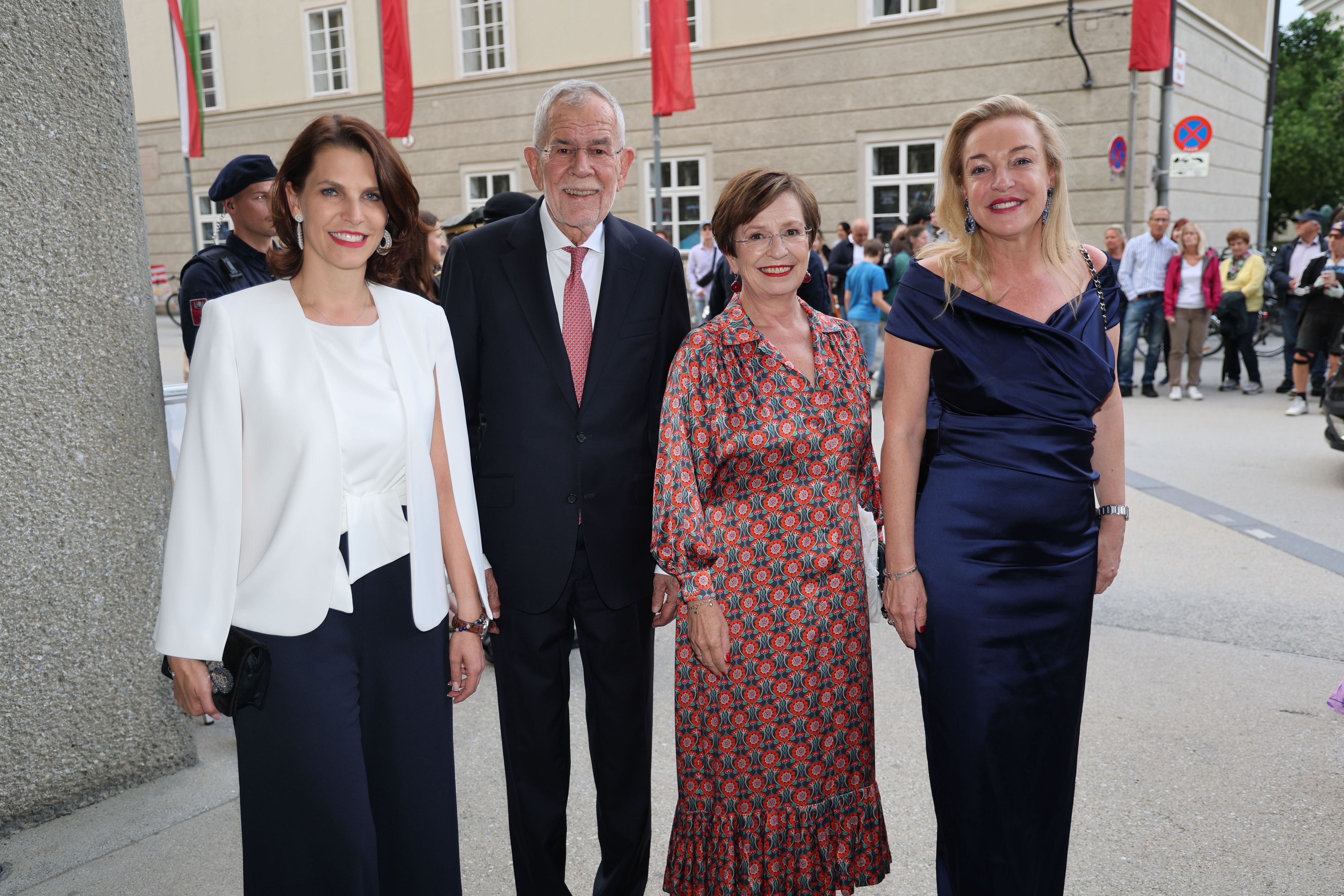 Landeshauptfrau Karoline Edtstadler, Bundespräsident Alexander van der Bellen mit Ehefrau Doris Schmidauer und Festspielpräsidentin Kristina Hammer