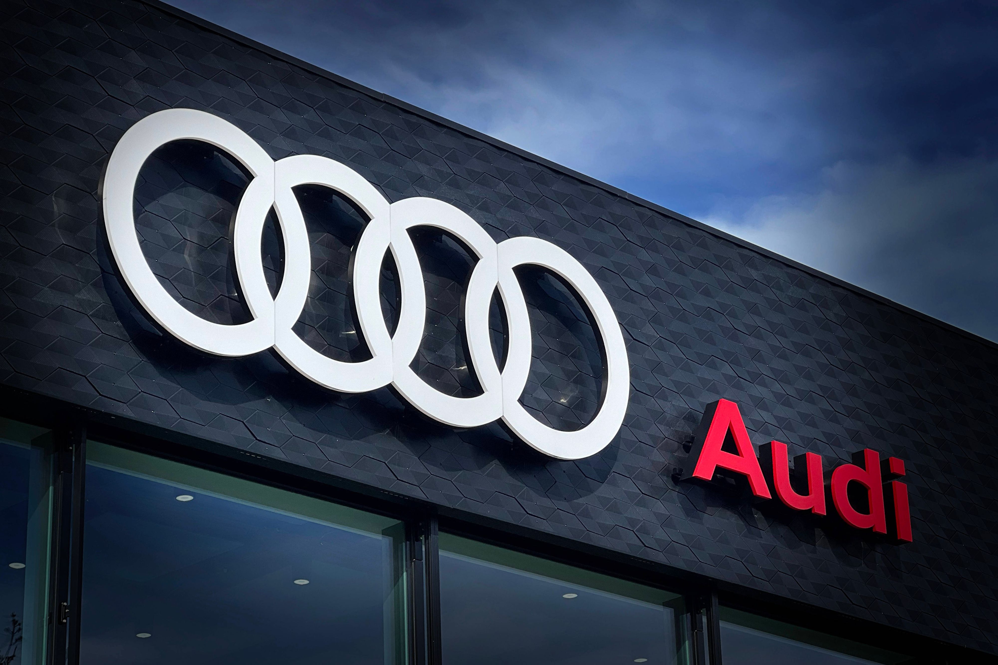 Es ist bereits das dritte Mal in Folge, dass das erste Halbjahr im Vorjahresvergleich deutlich schlechter ausfällt. Noch 2022 hatten die Ingolstädter 4,4 Milliarden Euro Gewinn ausgewiesen.