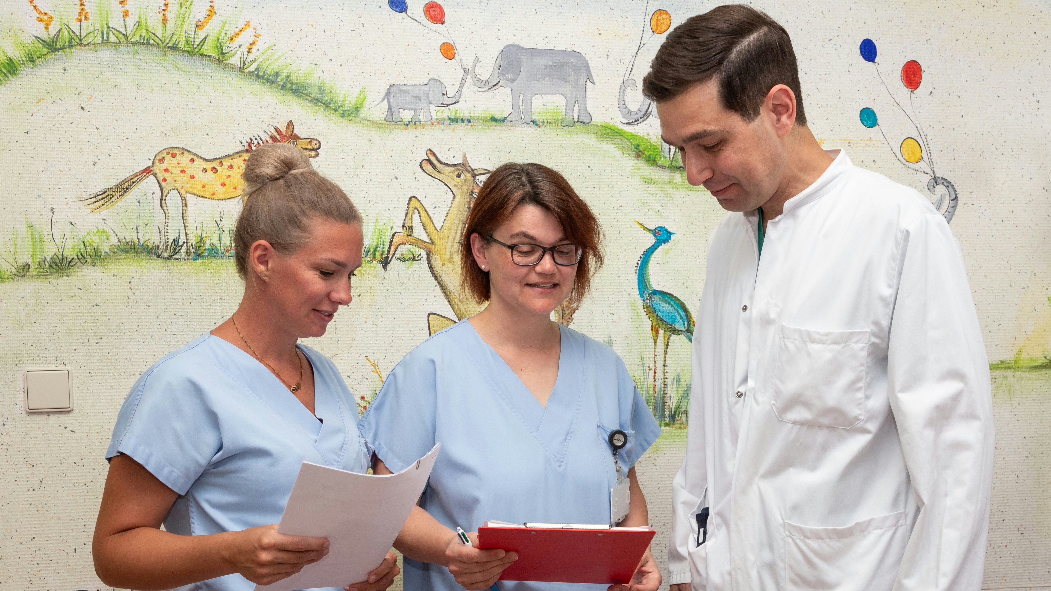 Helfen weiter (v.l.): Krankenpflegerin Theresa Haider-Stichlberger, Therapeutin Zauner und Primar Haid.