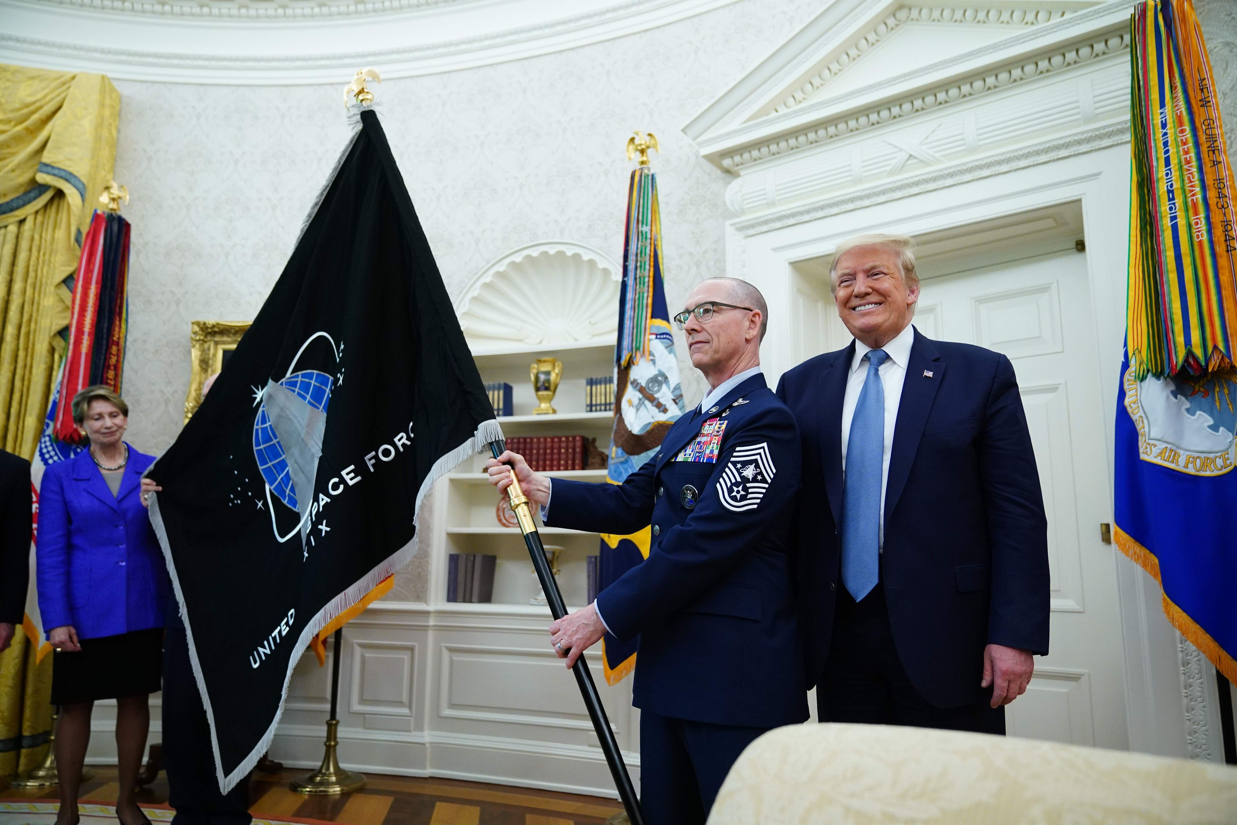 US-Präsident Donald Trump während seiner ersten Amtszeit bei der Präsentation der Flagge der US Space Force am 15. Mai 2020 im Weißen Haus