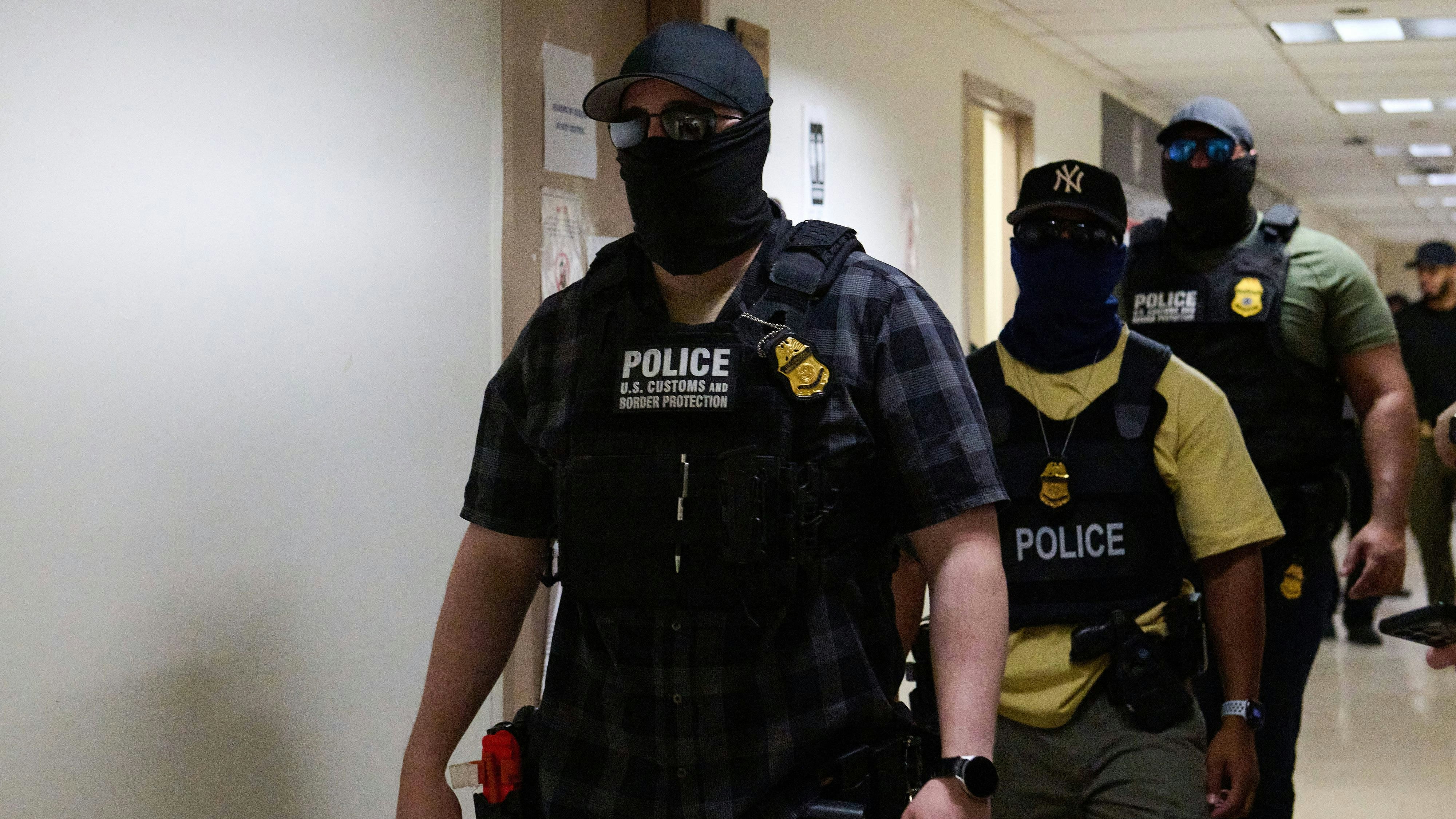 Heute.at - ICE-Beamte stürmen Flugzeug – Co-Pilot festgenommen