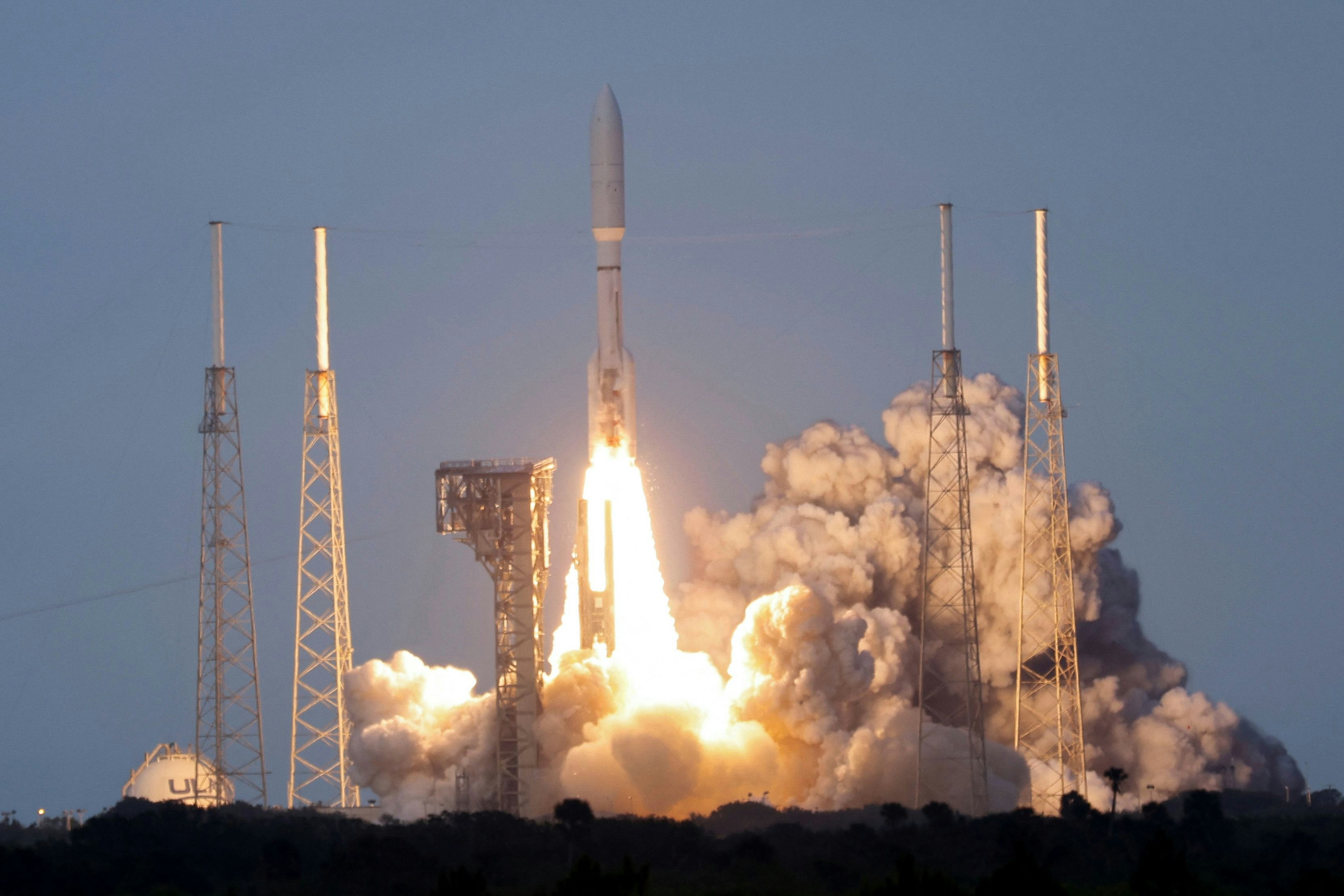 Eine Atlas V-Rakete mit Satelliten als Fracht startet am 28. April 2025 von Cape Canaveral in Florida