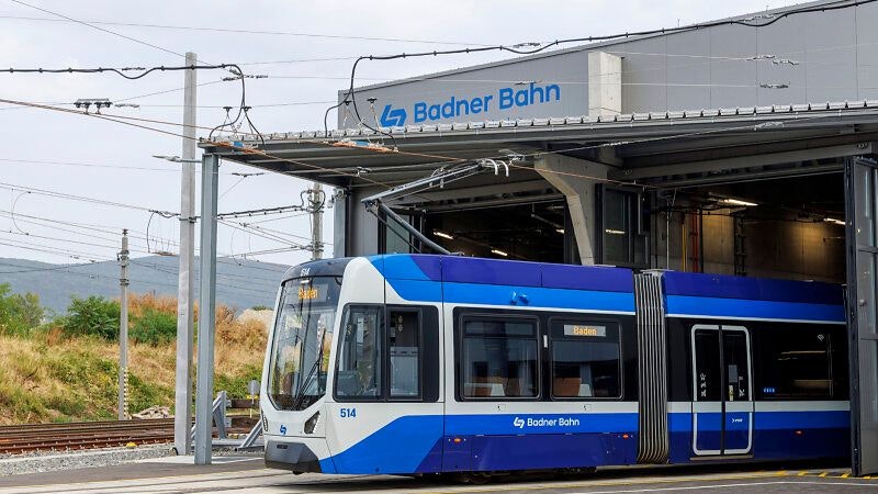 Badner Bahn in Leesdorf