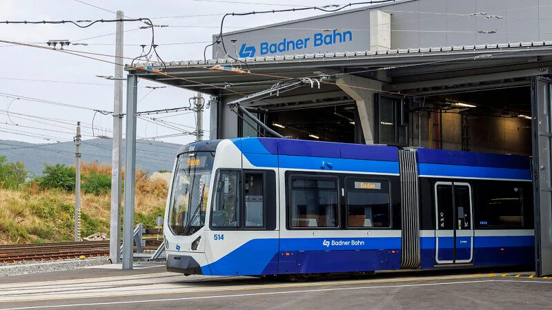 Badner Bahn in Leesdorf