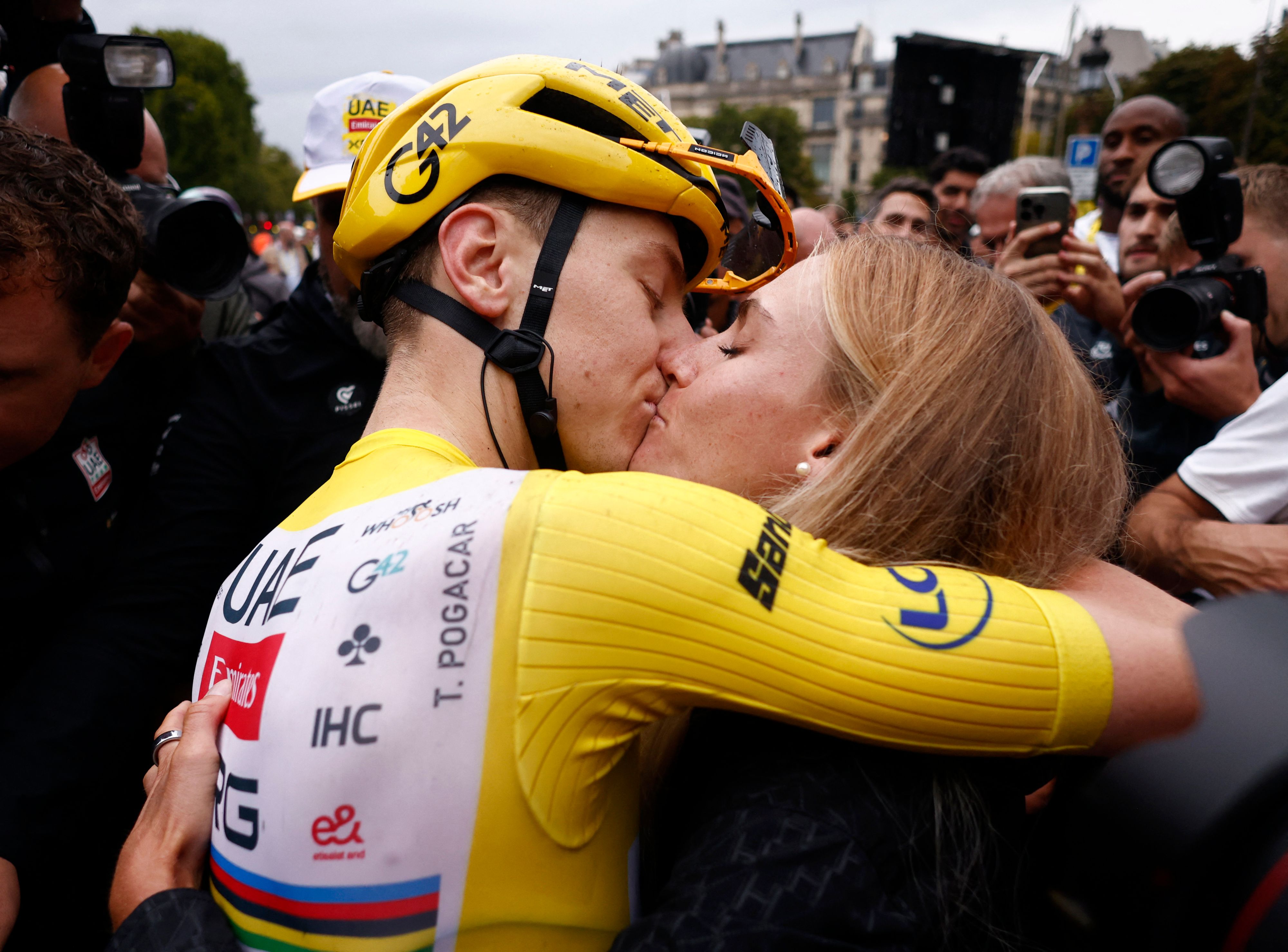 Tadej Pogacar küsst seine Verlobte Urska Zigart.