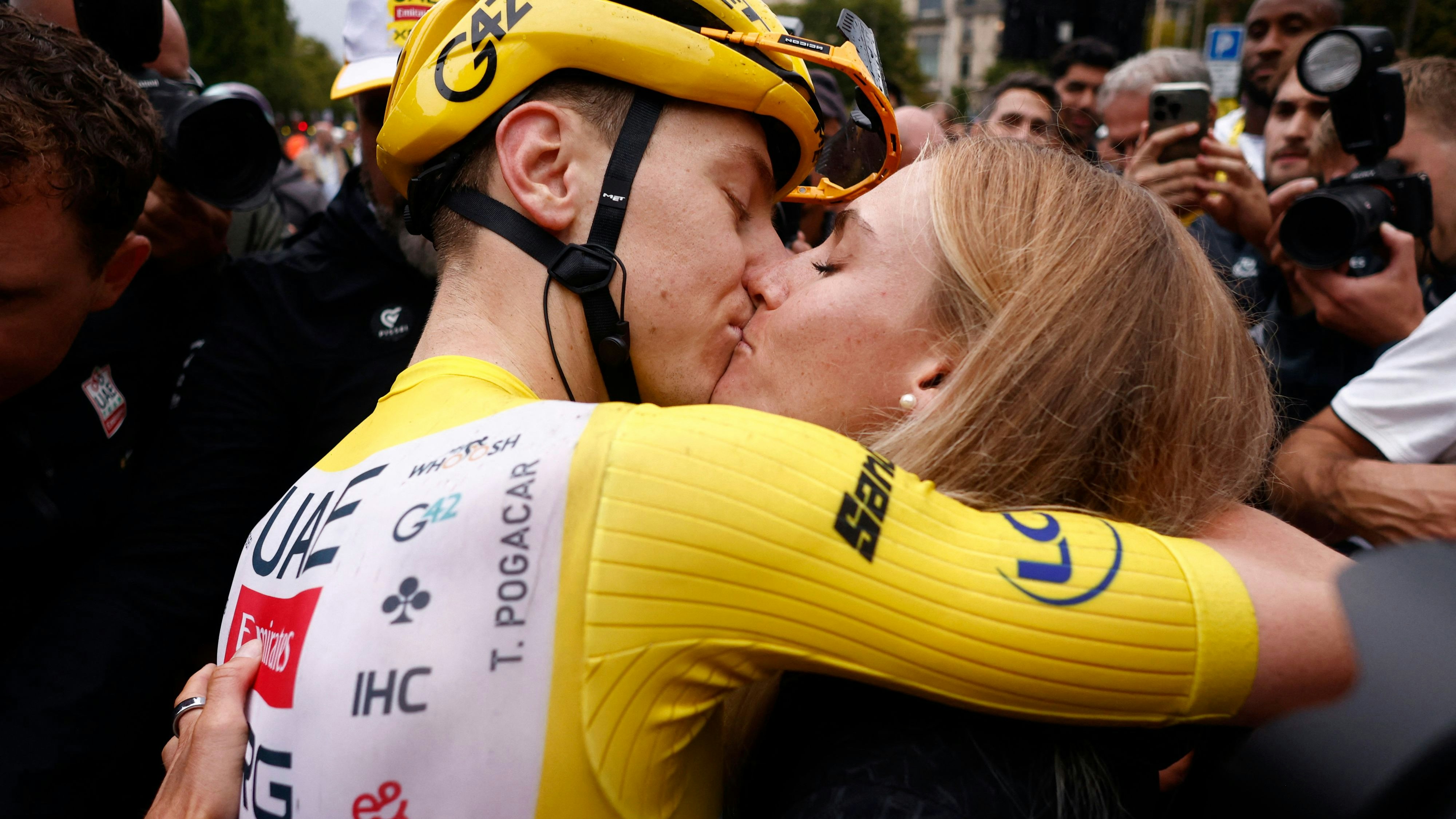 Heute.at - Kuss des Champions: Die Frau hinter dem Tour-Dominator