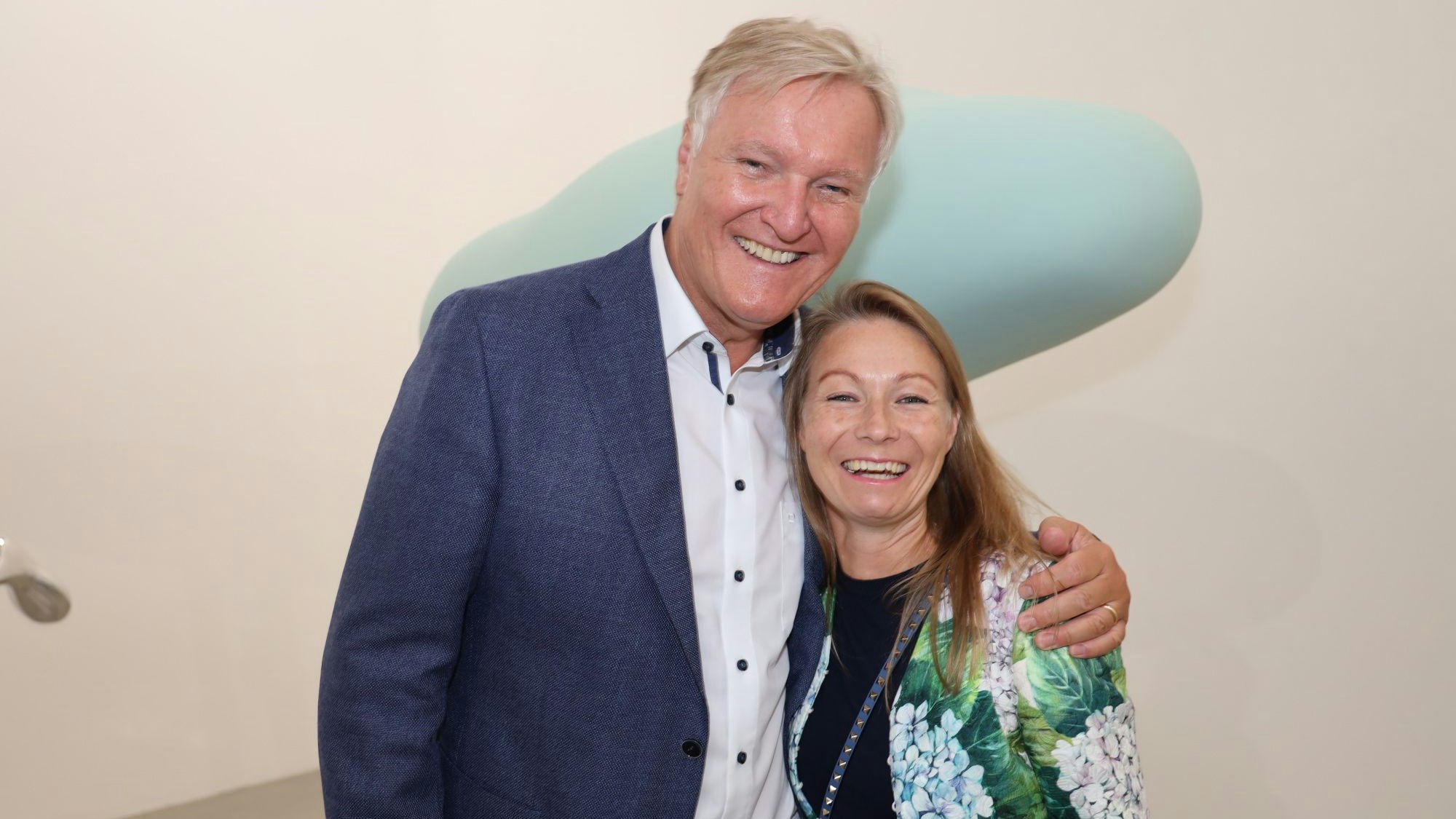 Ex-Albertina-Direktor Klaus Albrecht Schröder besuchte mit seiner Frau Nina die "Mindset"-Ausstellung von Erwin Wurm in der Halle der Galerie Ropac in Salzburg.