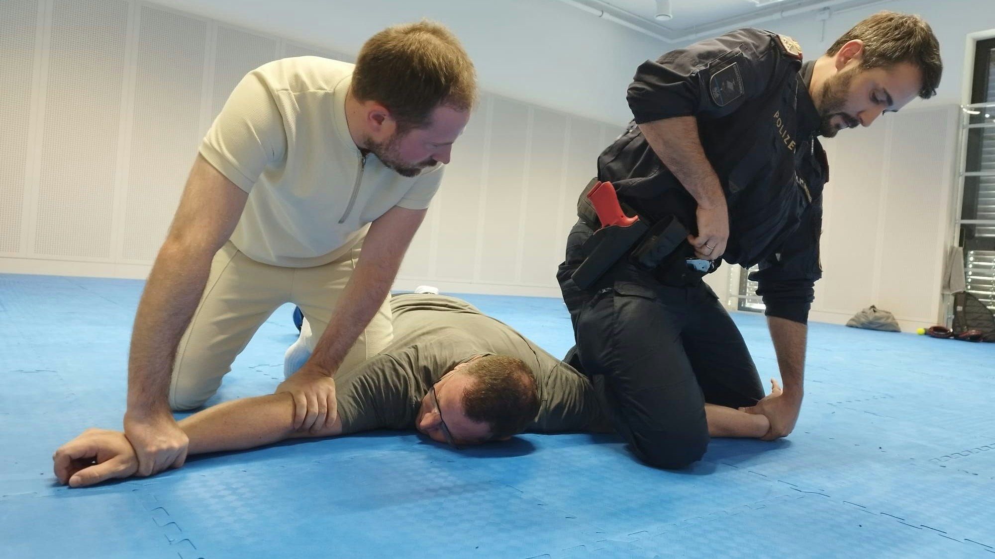 Heute.at - Rambo-Attacke bei Polizei – Messermann erschossen