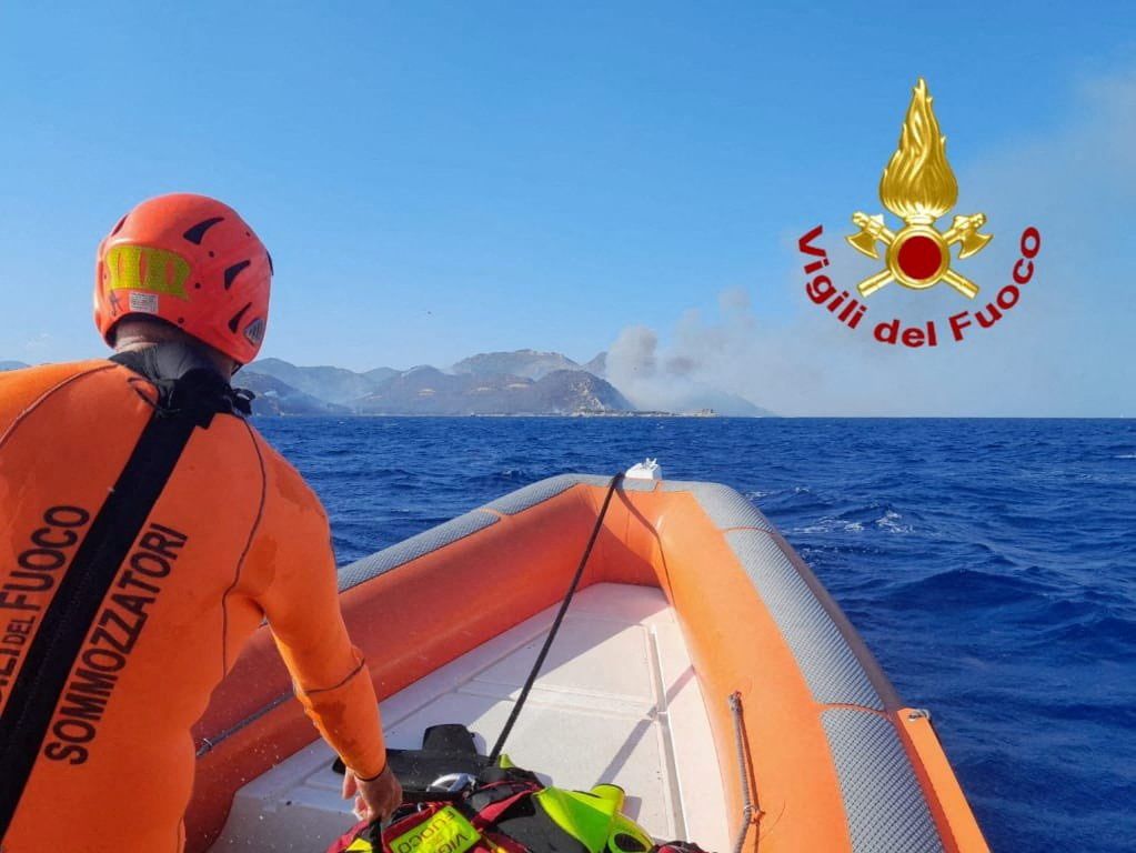 Einsatzkräfte versuchten die Badegäste mit Booten zu evakuieren.