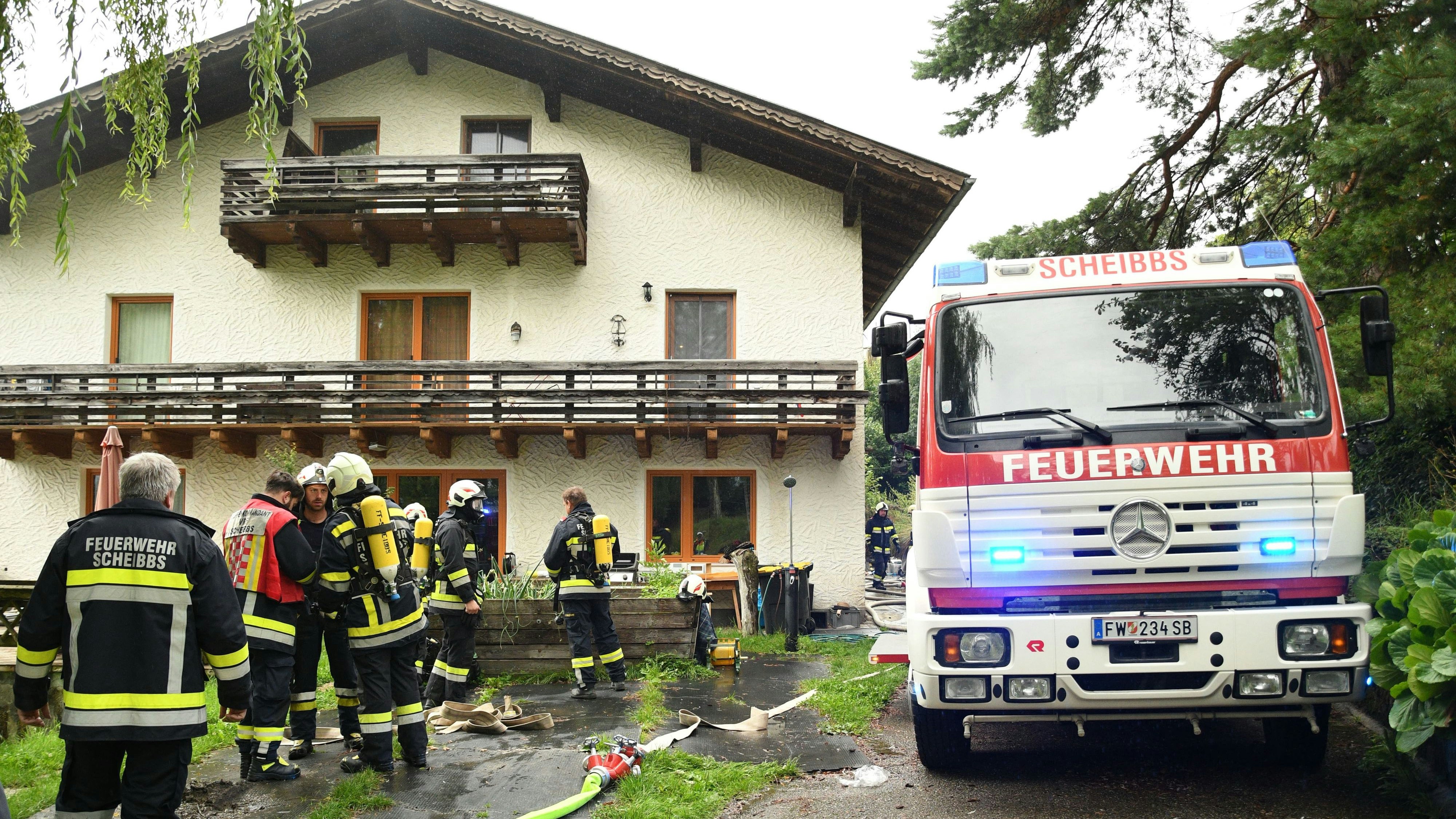 Heute.at - Rettungsaktion! Verletzter aus brennendem Haus befreit