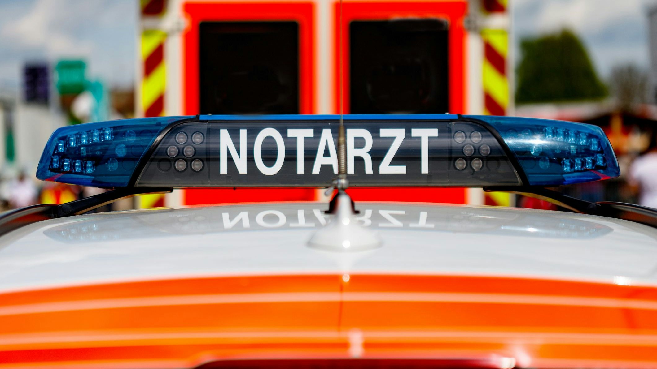 Heute.at - PKW-Lenker kracht in abgestelltes Auto – Insasse tot