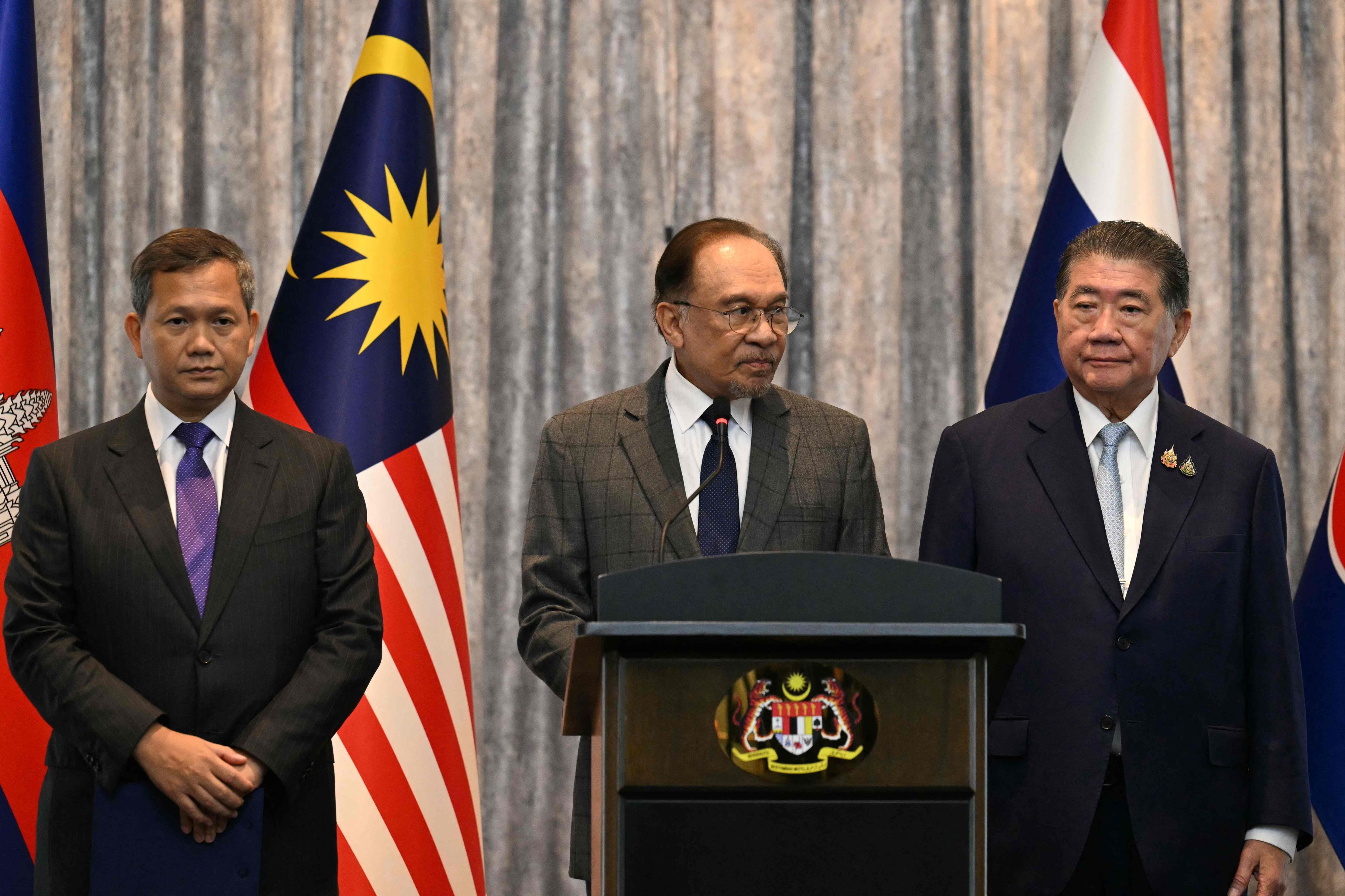 Malaysias Ministerpräsident Anwar Ibrahim mit Thailands Ministerpräsident Phumtham Wechayachai (rechts) und Kambodschas Regierungschef Hun Manet (links).