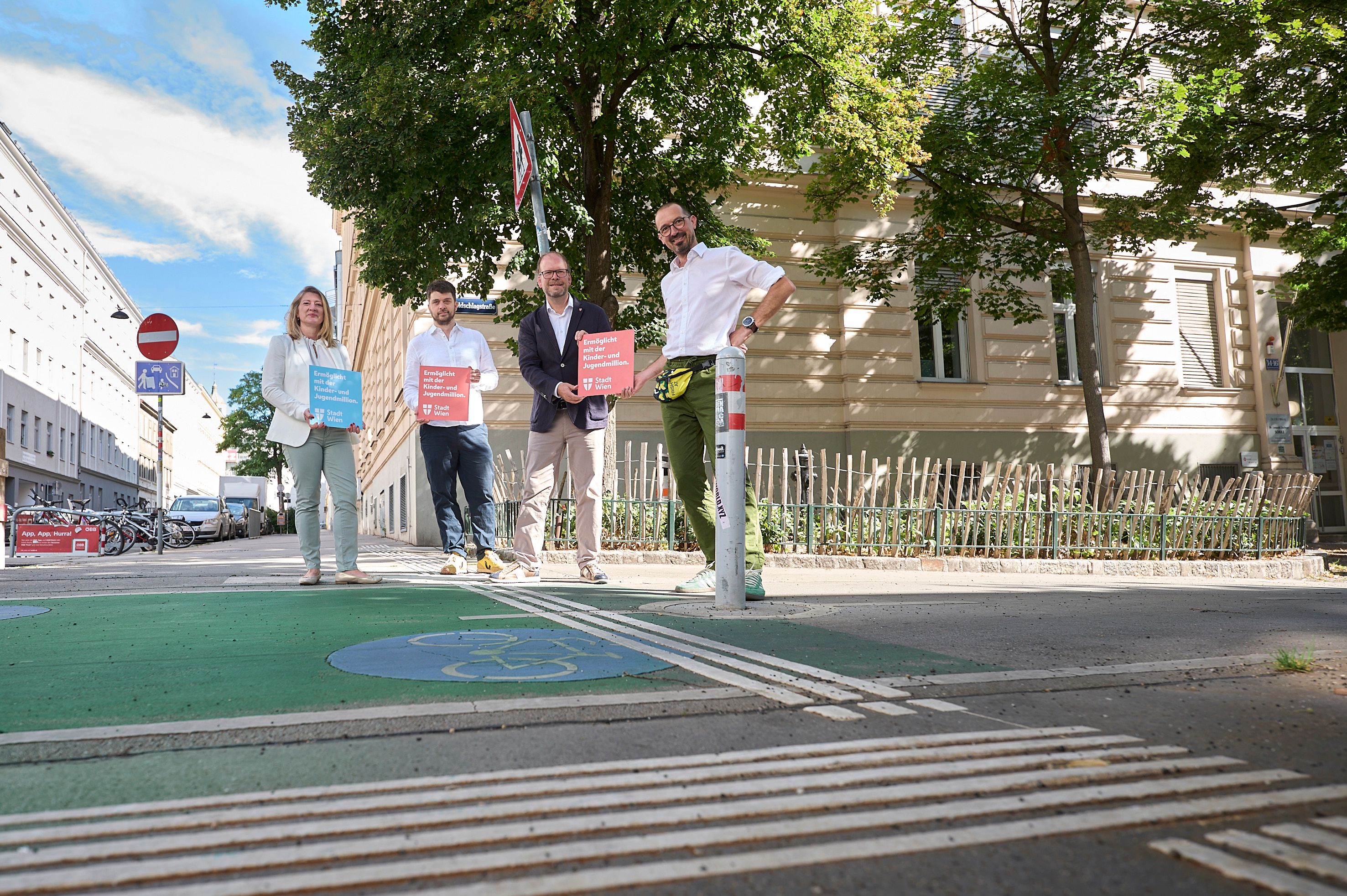 v.l.n.r.: Vizebürgermeisterin Bettina Emmerling, Benjamin Schmid Leiter der Koordinationsstelle Junges Wien bei WIENXTRA, Bezirksvorsteher Dietmar Baurecht und Wienxtra-Chef Vucko Schüchner beim neuen Blindenleitsystem in der Zinckgasse.