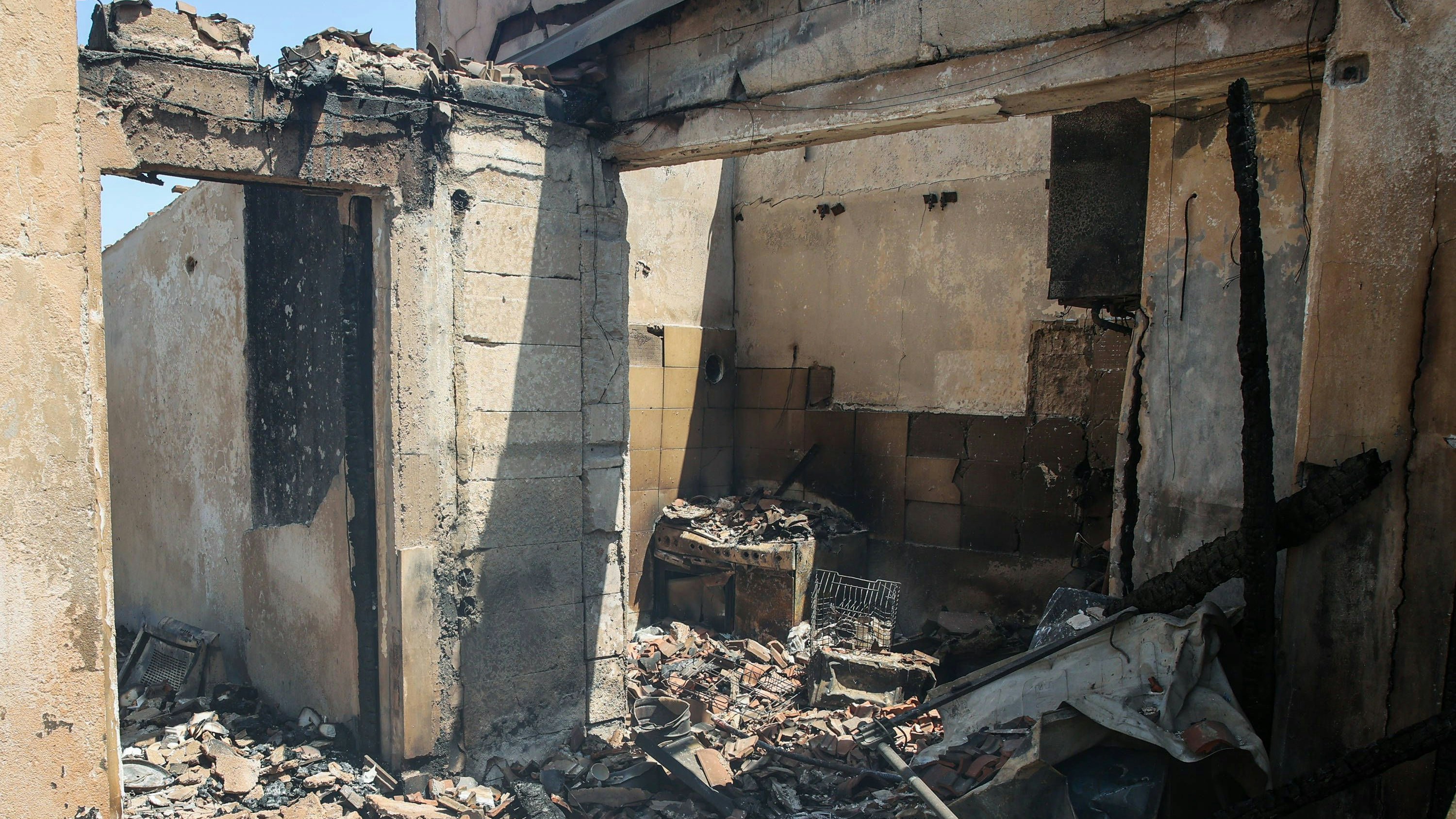 Ein vom Feuer zerstörtes Haus nahe Athen.