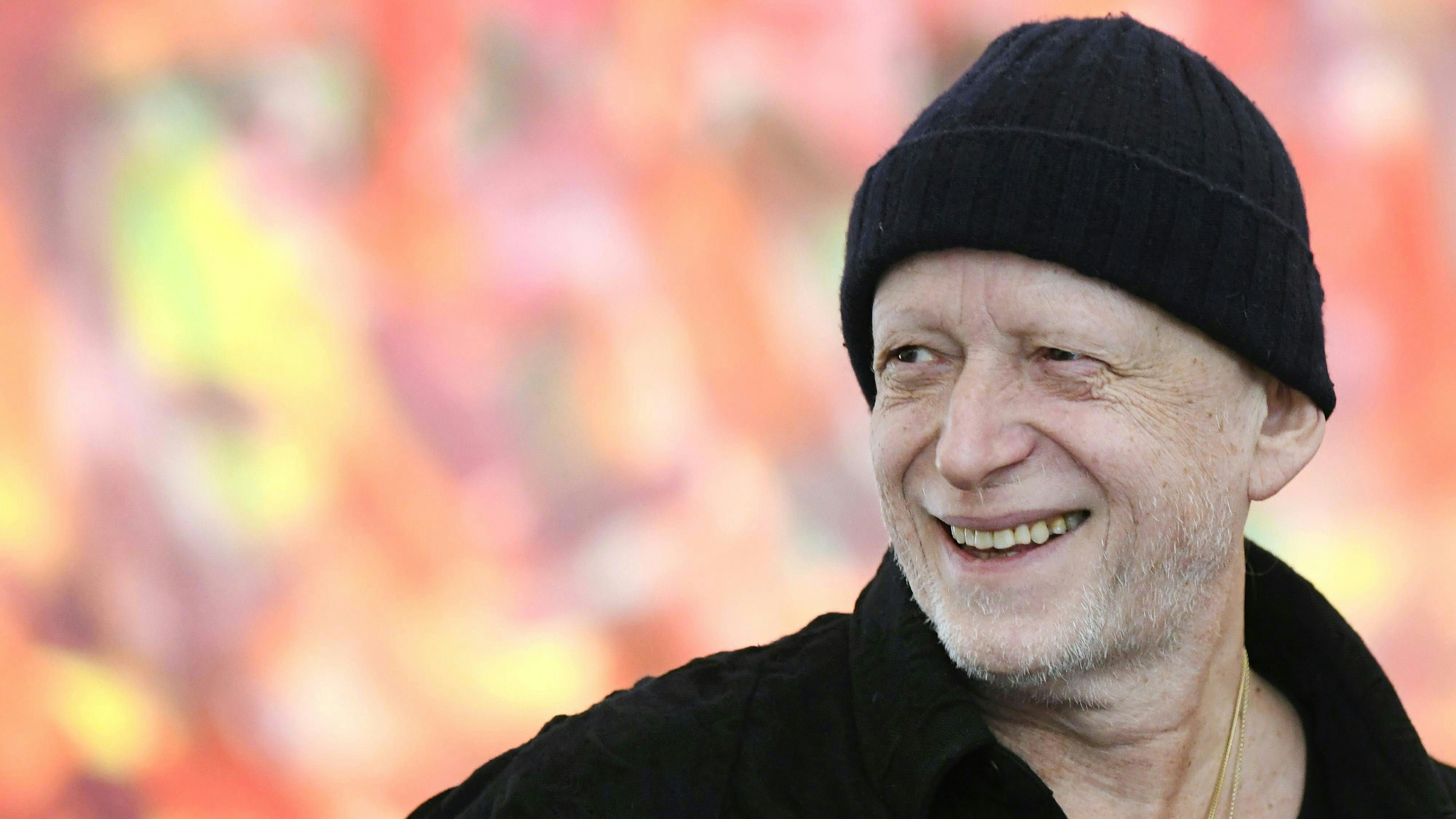 Der österreichische Maler Herbert Brandl ist im Alter von nur 66 Jahren an einem plötzlichen Herztod verstorben. 