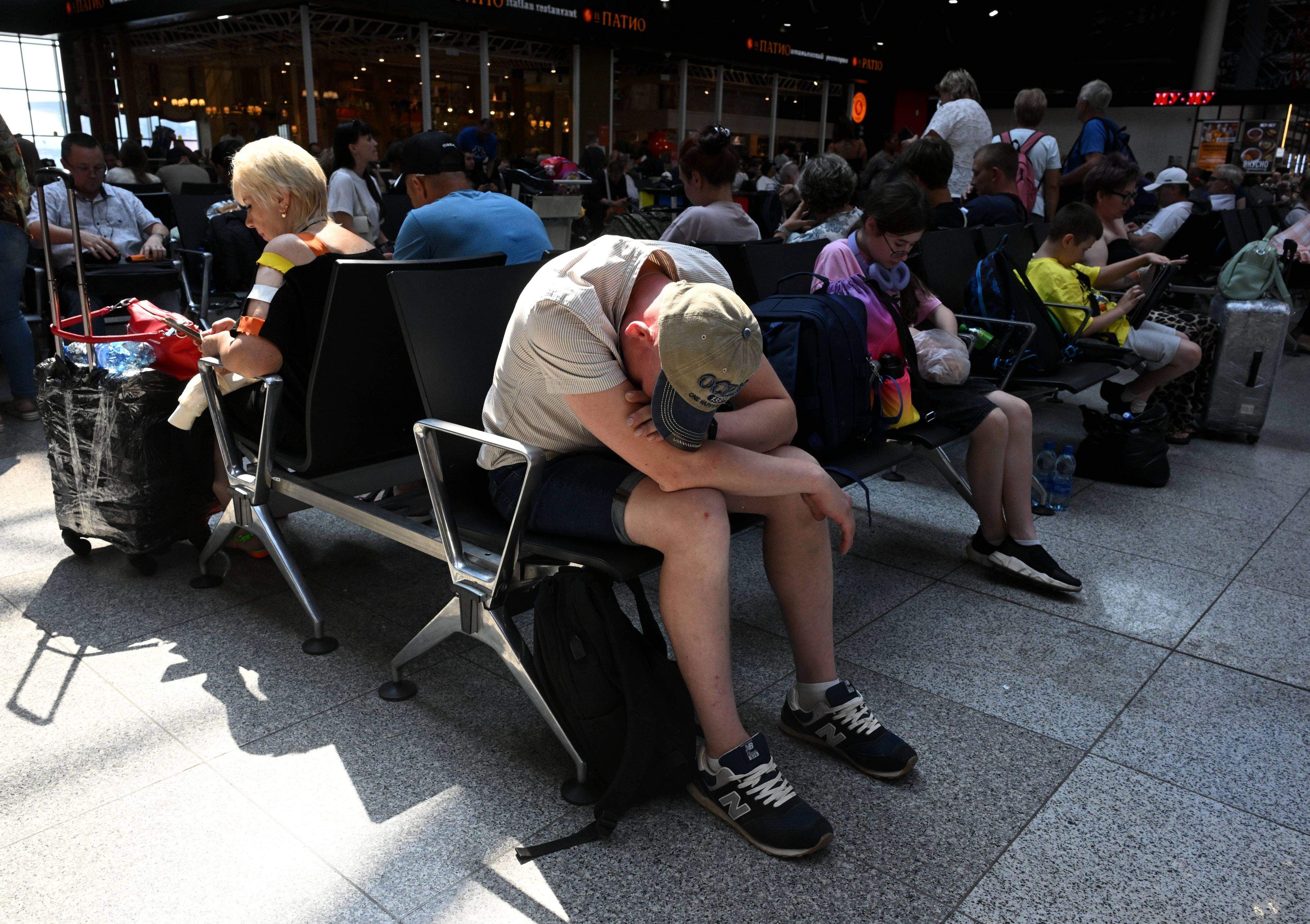 Zahlreiche Passagiere saßen am Flughafen fest. (Symbolbild)
