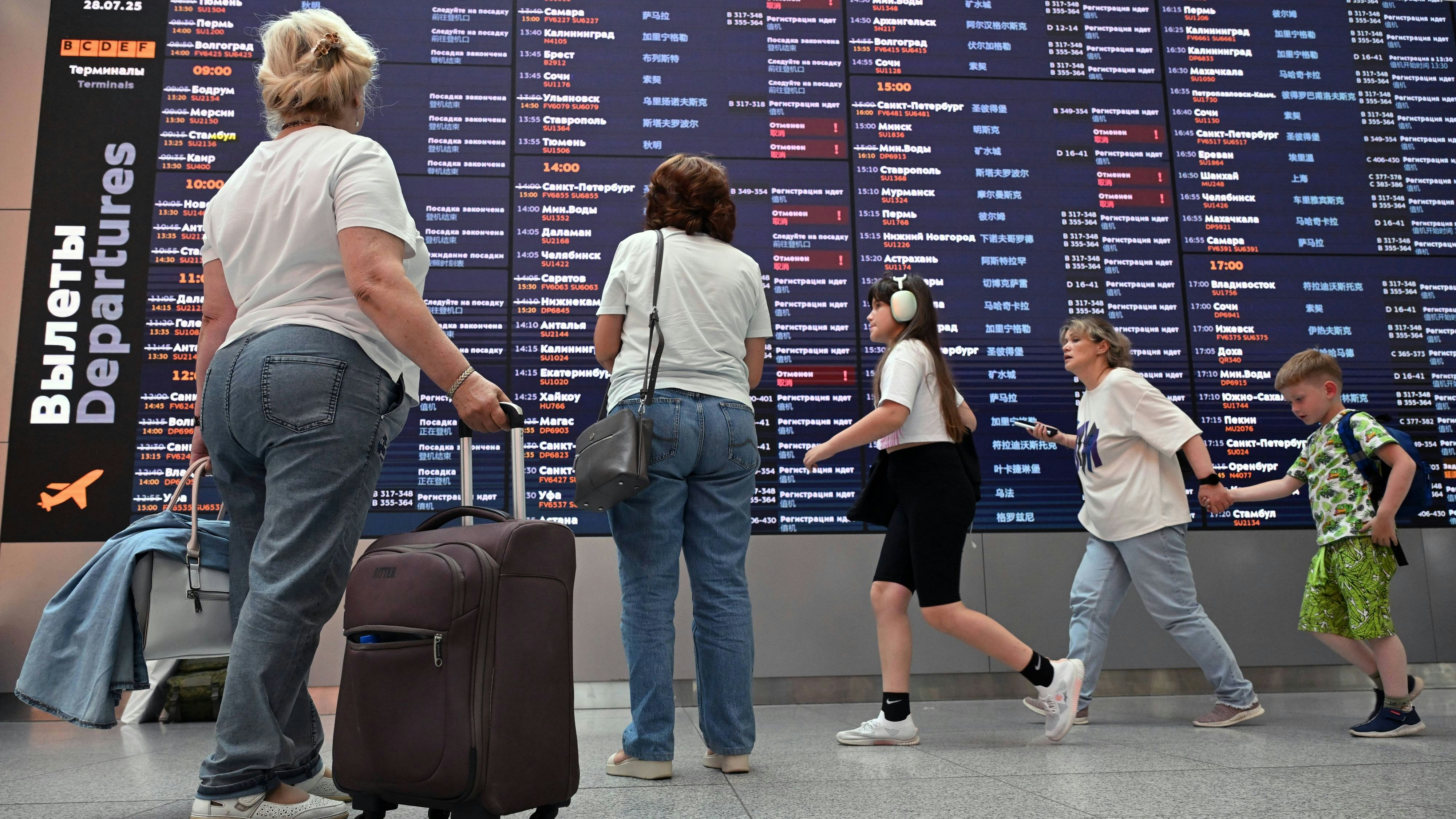 Russia Aeroflot Schedule Cancellation 8972866 28.07.2025 Passengers gather near the information board after Aeroflot flights were cancelled or delayed due to a failure in the company s information systems, at the Sheremetyevo International Airport outside Moscow, Russia. Kirill Kallinikov / Sputnik Moscow Russia PUBLICATIONxINxGERxSUIxAUTxESTxLTUxLATxNORxSWExDENxNEDxPOLxUKxONLY Copyright: xKirillxKallinikovx