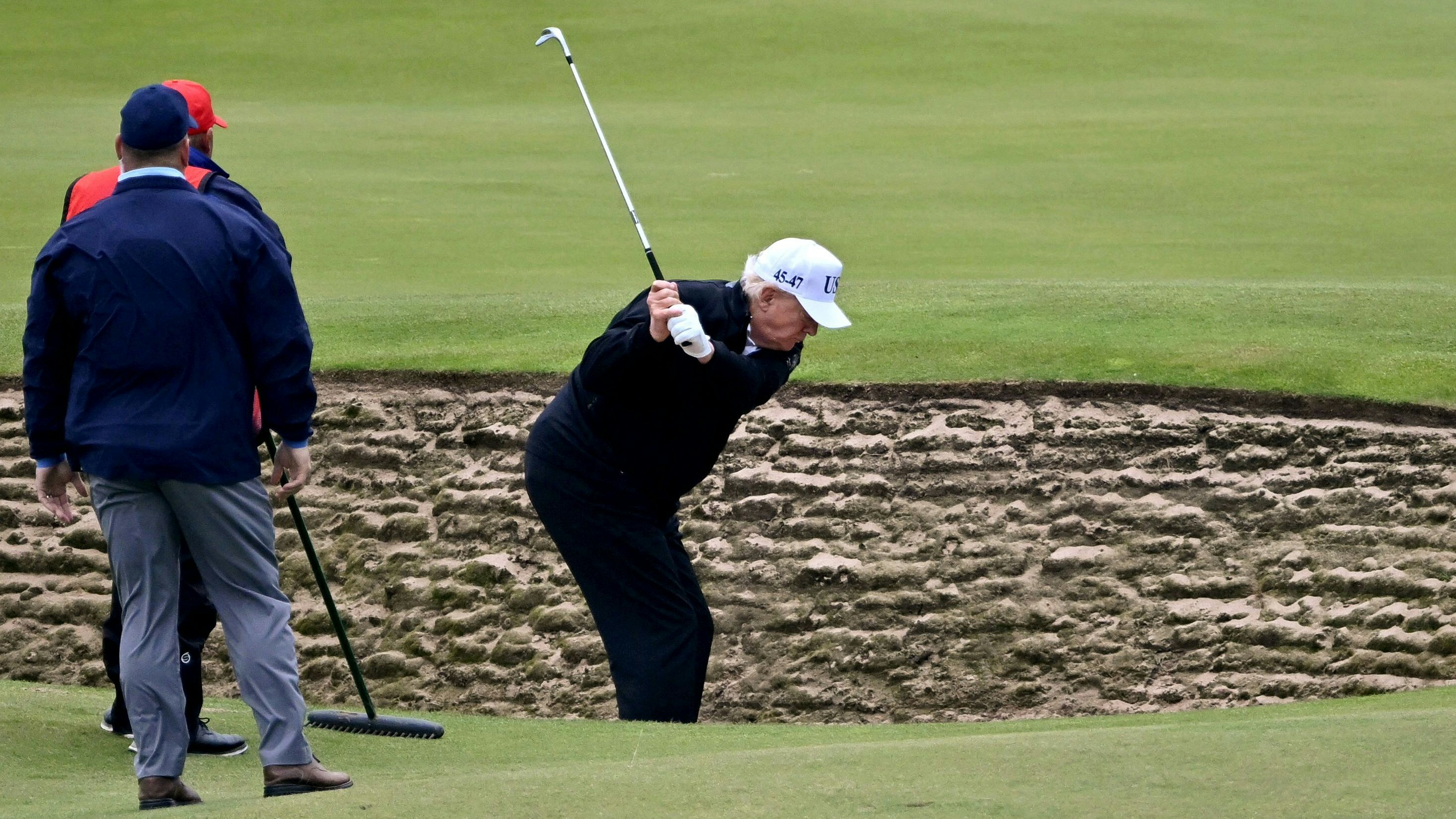 Heute.at - Golf Force One – gepanzertes Golfbuggy für Trump