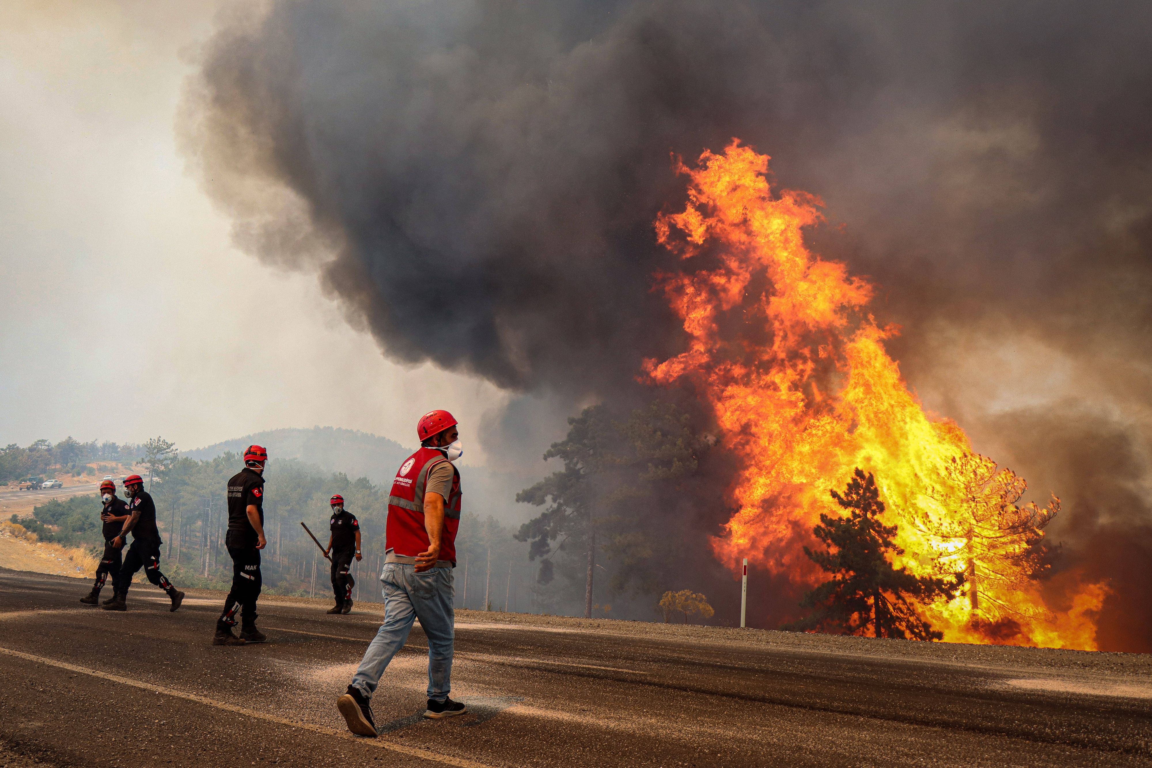 Anwohner und Feuerwehrleute versuchen, die Brände unter Kontrolle zu bringen.