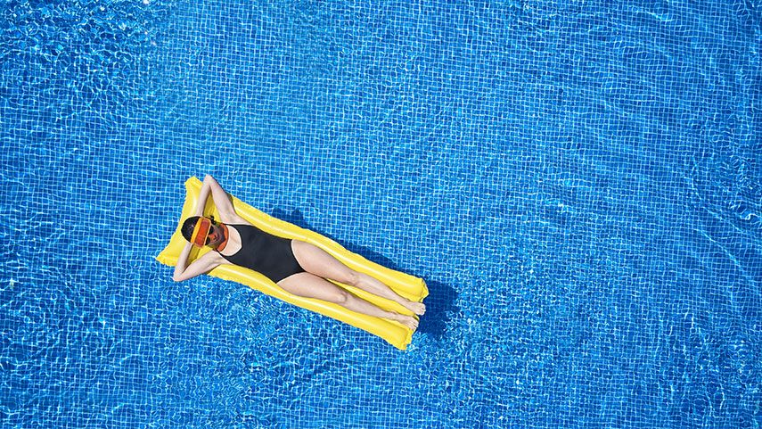 Wer einen heftigen Chlorgeruch wahrnimmt, sollte vielleicht sich von den Pool-Anlagen fernhalten.