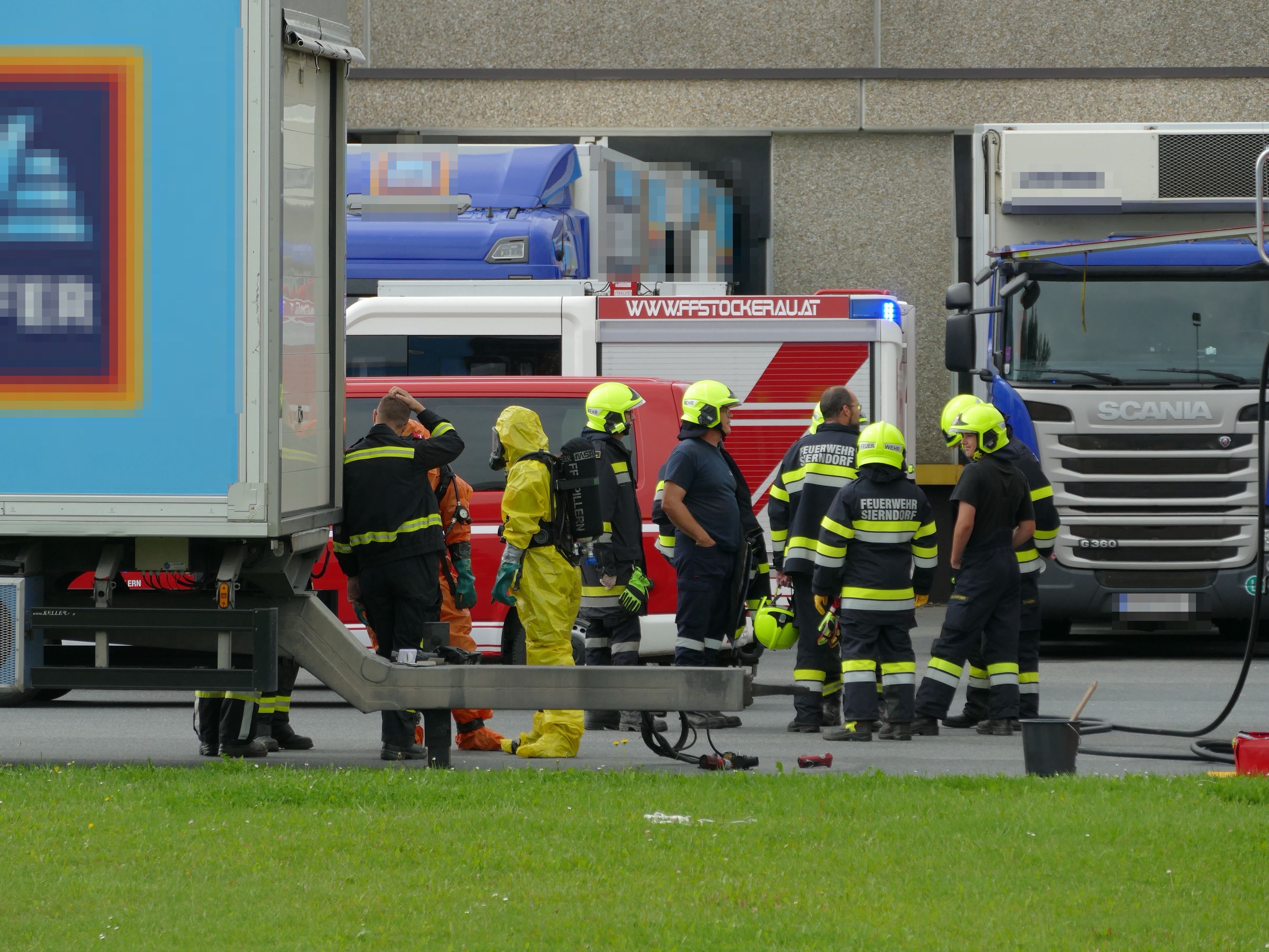Ammoniak-Austritt auf Firmengelände: Einsatzkräfte vor Ort in Stockerau
