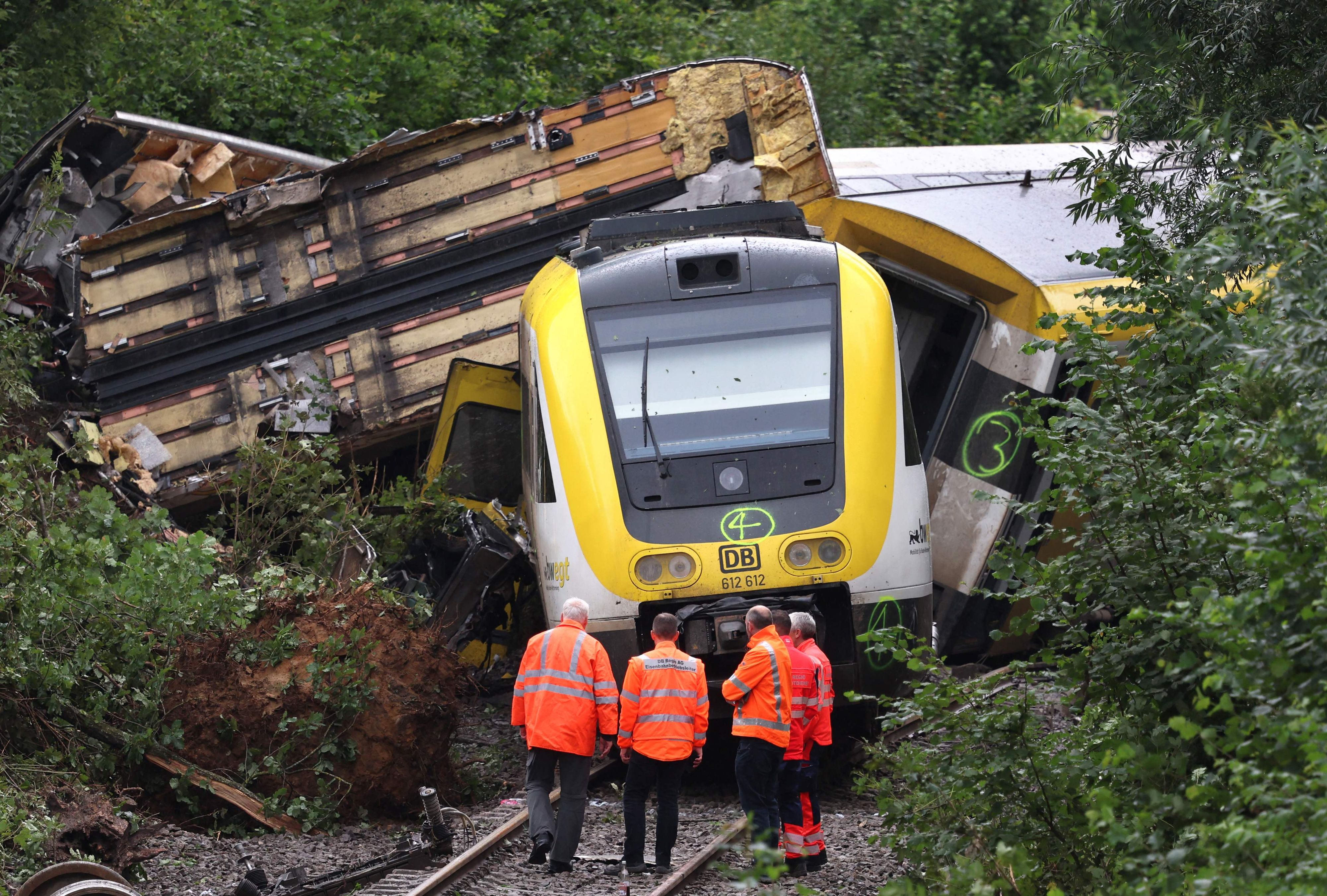 Die deutsche Polizei sieht einen Erdrutsch als Ursache für die Entgleisung.