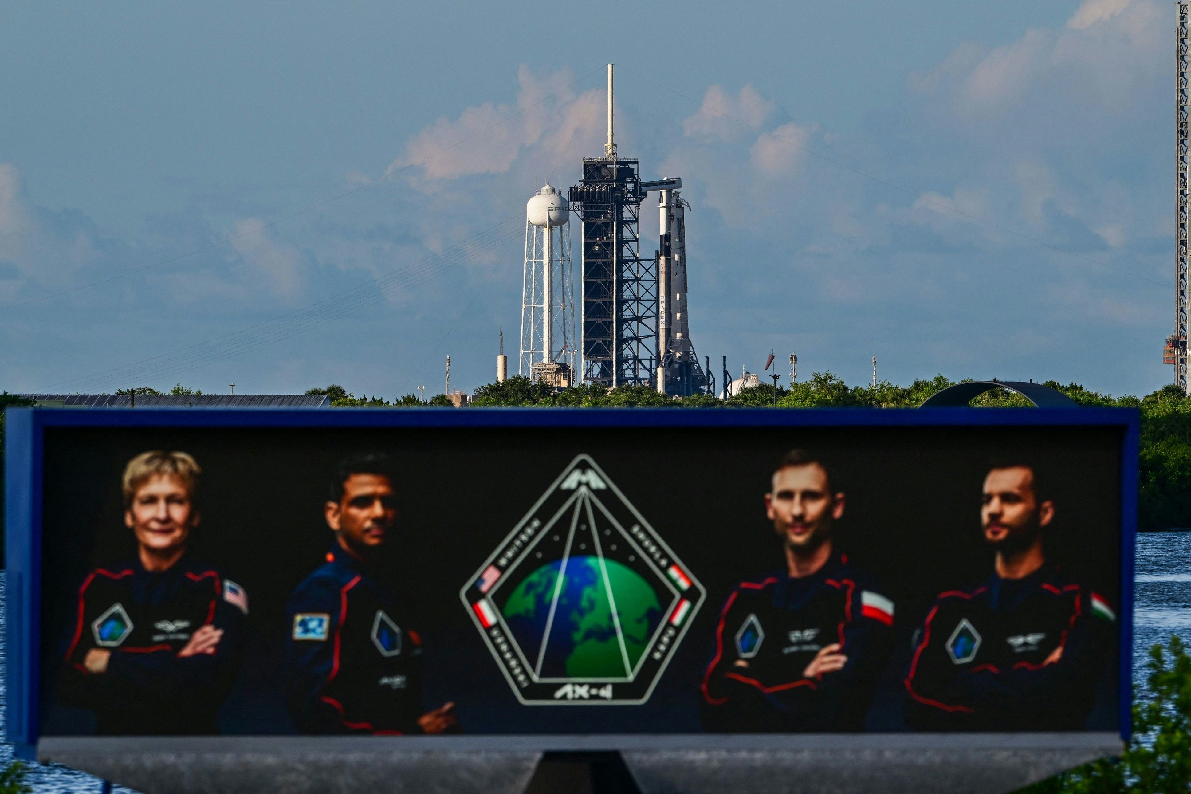 Mit seinem Weltraumunternehmen SpaceX fliegt Elon Musk regelmäßig Astronauten zur International Space Station.Vor der Startrampe der Raketen werden Bilder der vier Weltraumfahrer gezeigt, die am 25. Juni 2025 ins All gebracht wurden
