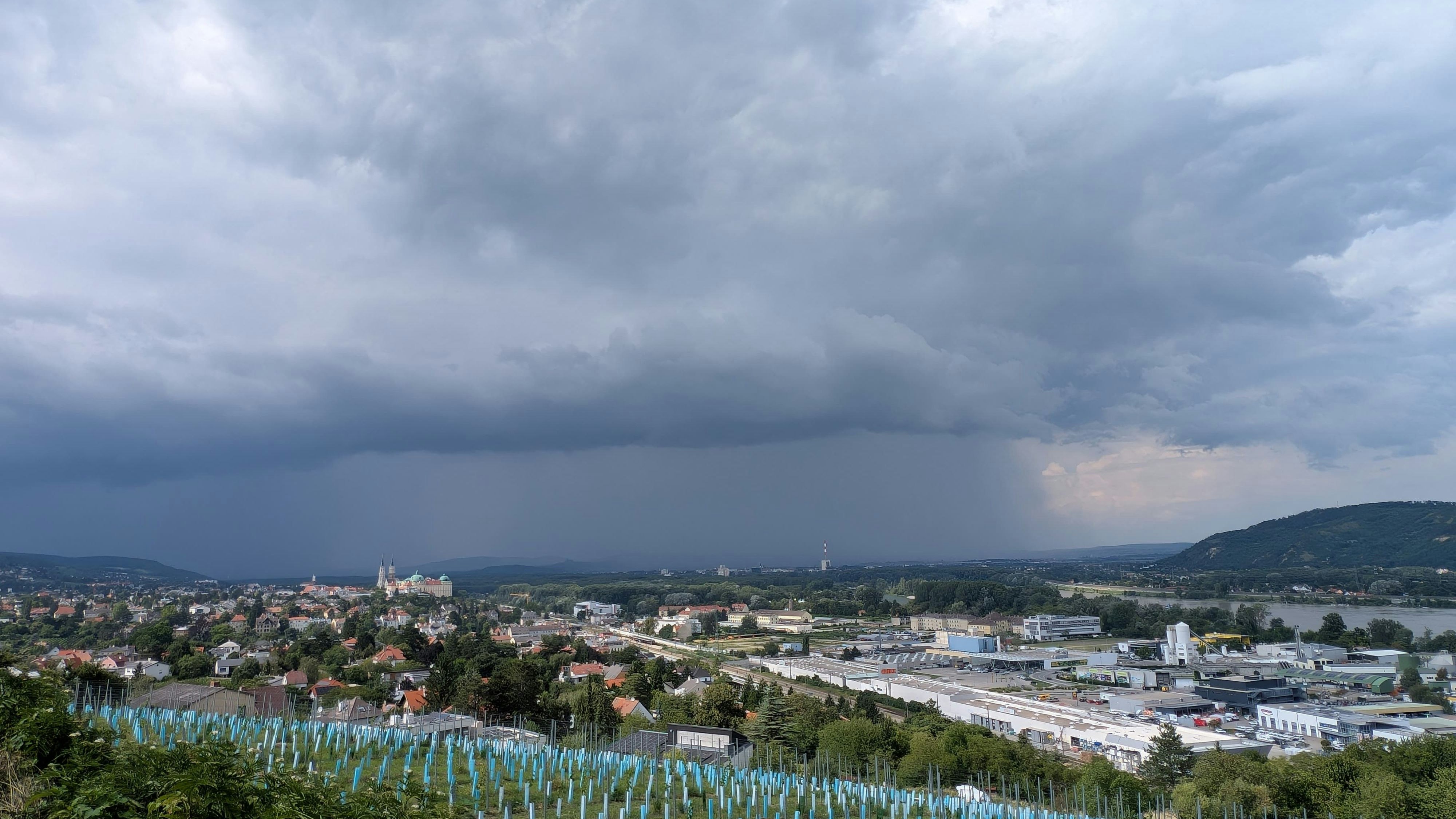 Ein Blick ins Wiener Umland. In Korneuburg regnete es am Nachmittag kräftig. 