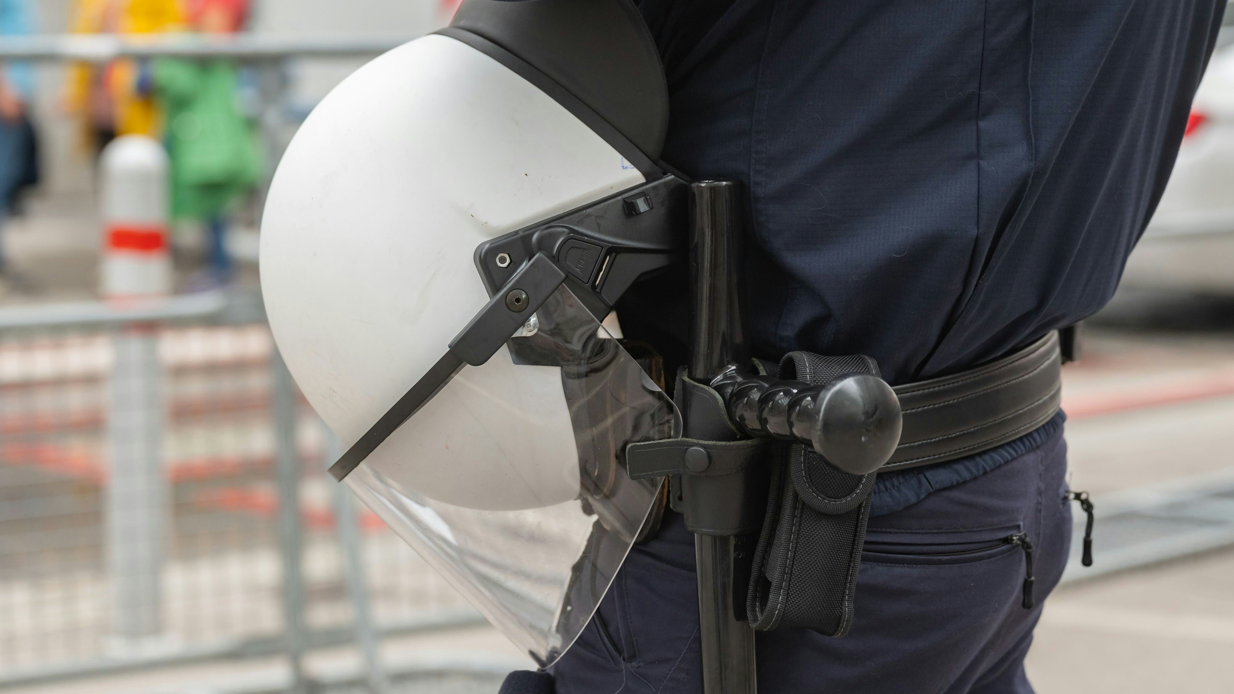 Heute.at - Razzia bei Antifa Camp – Polizei prüft jetzt Einsatz