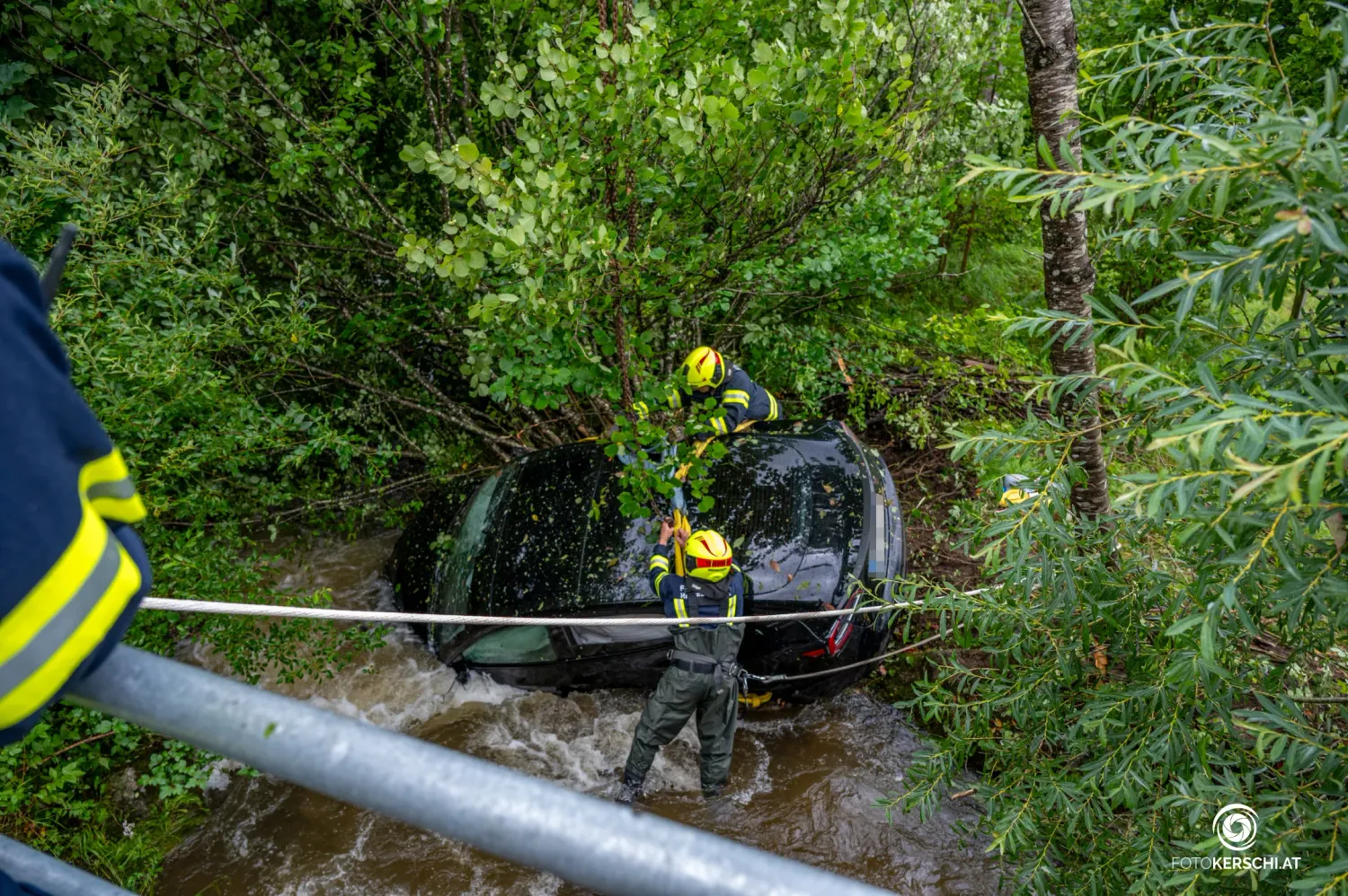 Das E-Auto krachte in den Loigisbach.