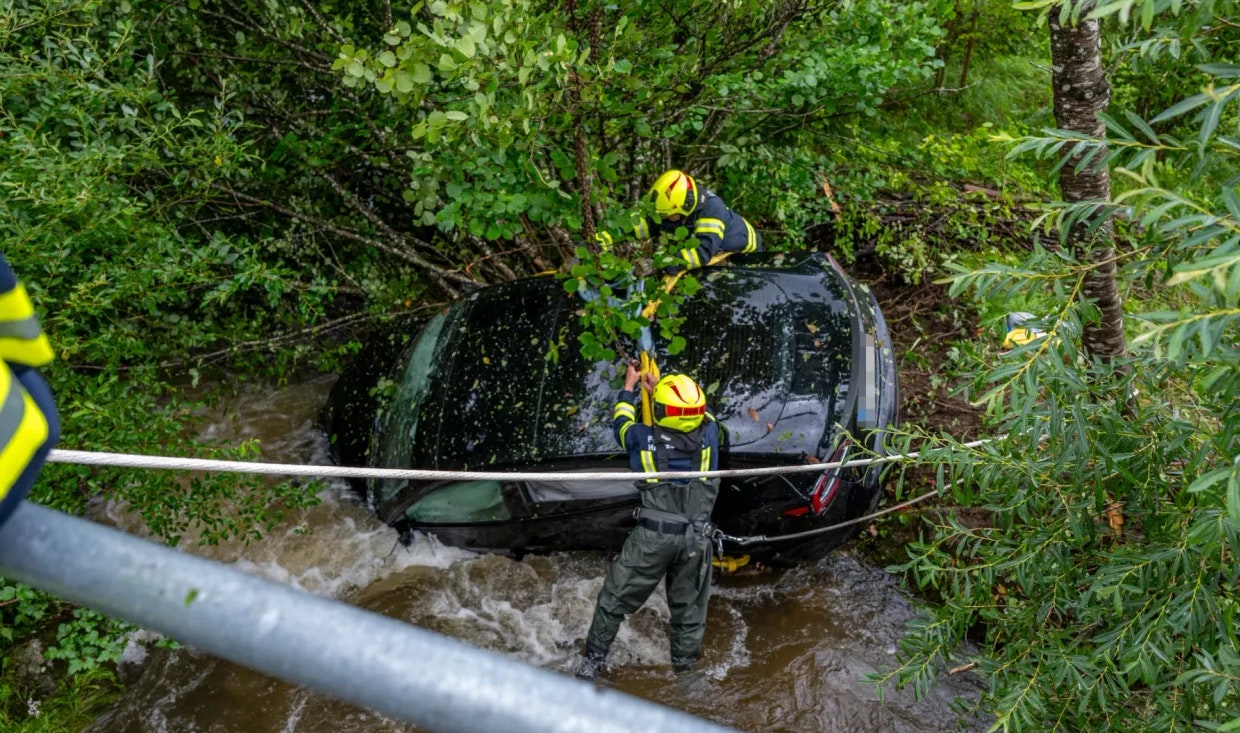 Das E-Auto krachte in den Loigisbach.