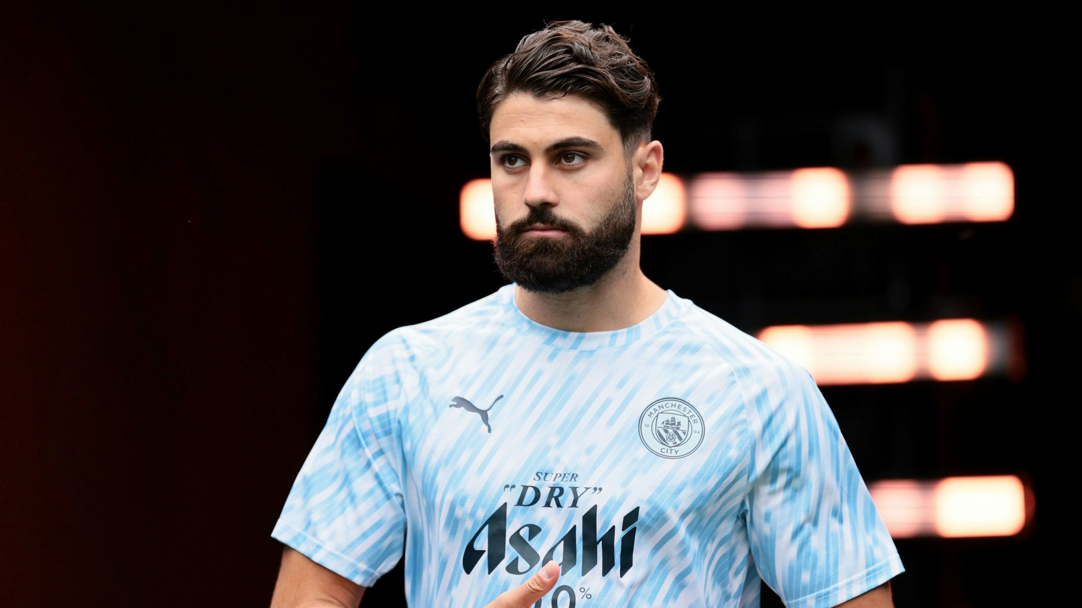 Heute.at - Kicker-Star posiert mit Gewehr im Anschlag