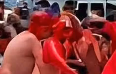 Wer in die Bilder reinzoomt, sieht sofort: Es kann sich dabei nicht um echte Fotos handeln. So sind dort, wo eigentlich Gesichter sein sollten, nur breiige Fratzen.