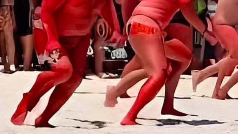 Hier sind die Zehen der "Personen" praktisch nicht vorhanden und scheinen miteinander zu verschmelzen. Beim "Mann" links ist der Oberschenkel durchtrennt. Beim Mann rechts scheint ein Hautfetzen am Oberschenkel schneller unterwegs zu sein als der Rest.