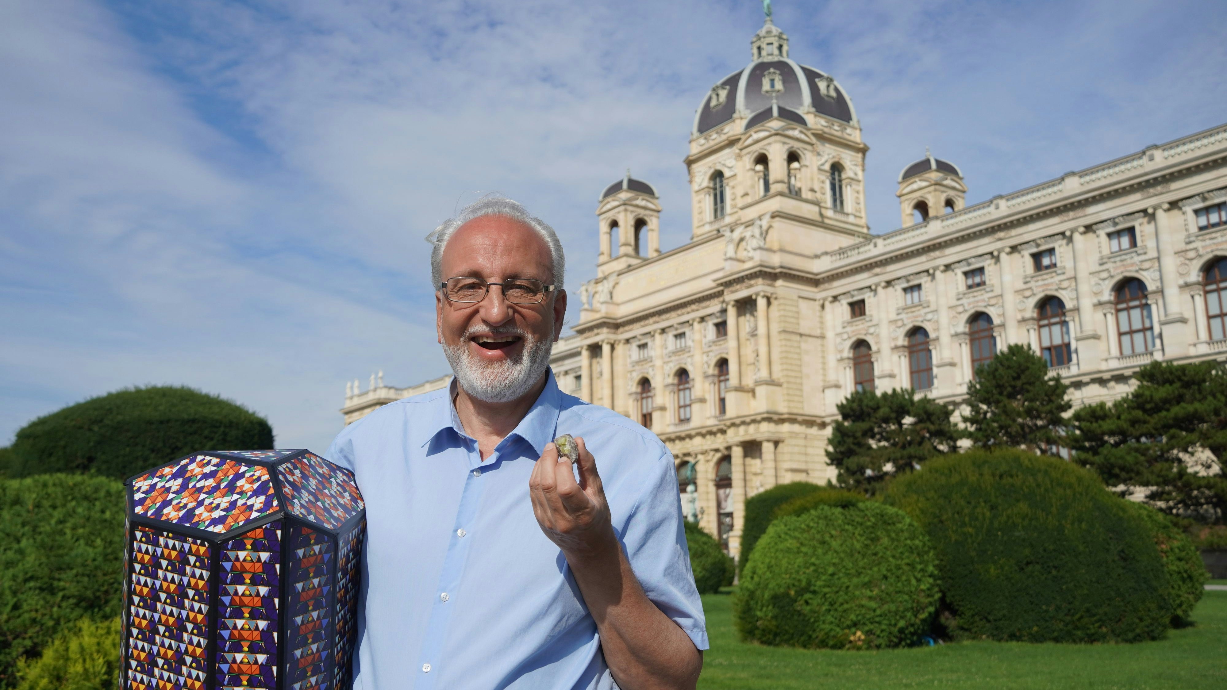 Der Strasshofer Geologe Andreas Ertl vorm Naturhistorischen Museum Wien mit einem Modell des Turmalin.
