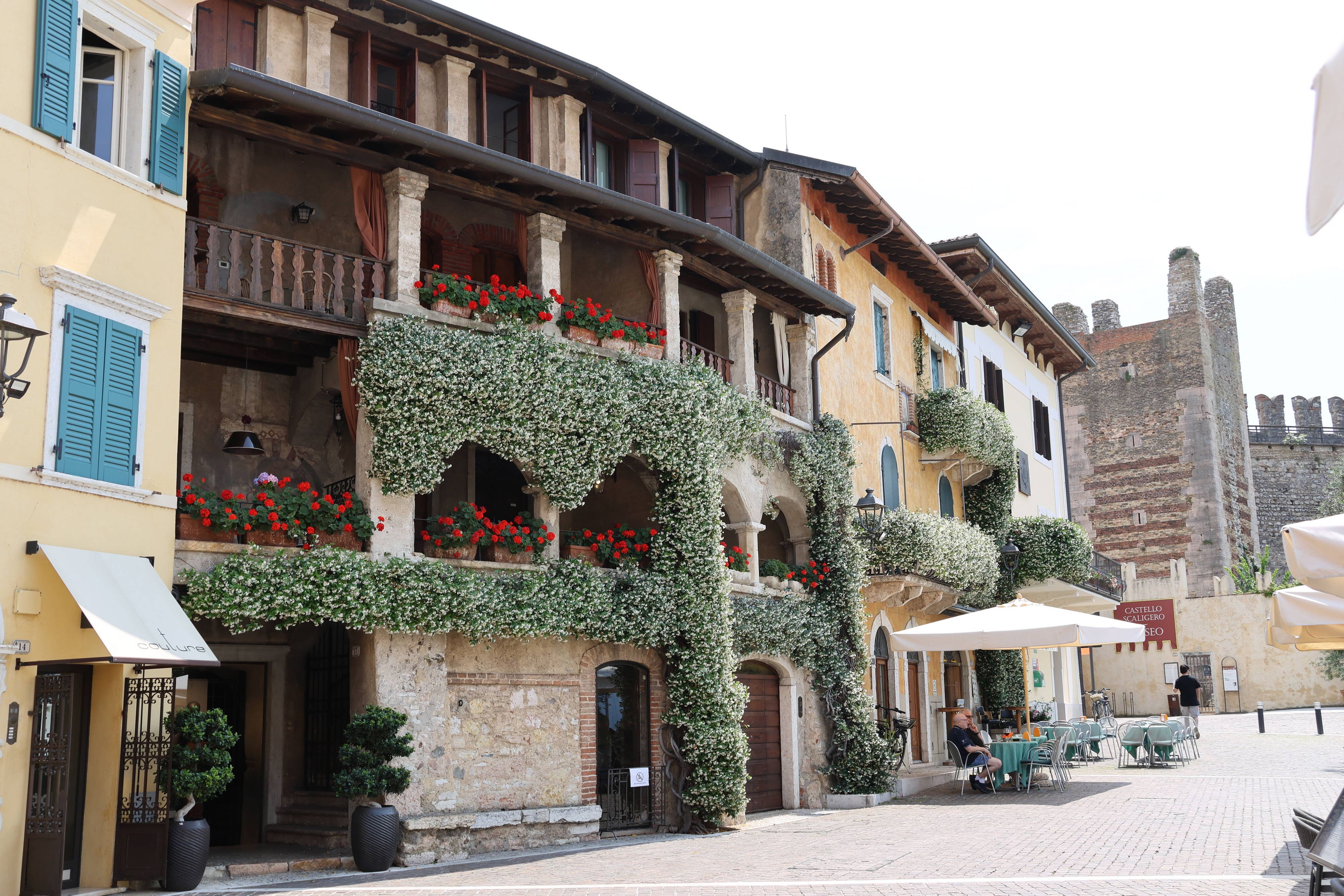 Eine neue Gemeindeverordnung in Torri del Benaco geht gegen aufdringliche Werbemethoden in der Gastronomie vor.