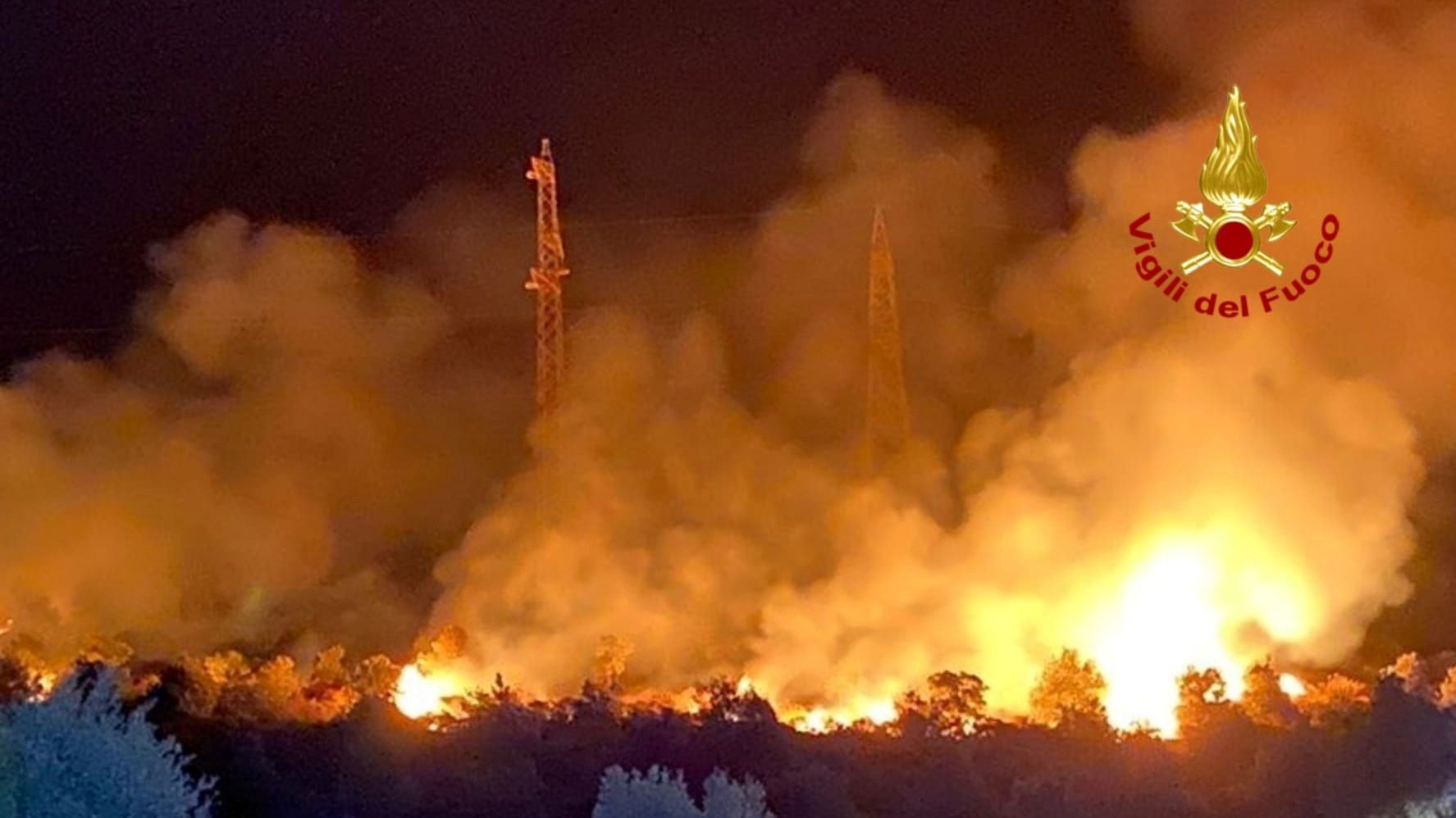 Heute.at - Flammen-Hölle auf Sardinien: Badegäste fliehen in Panik