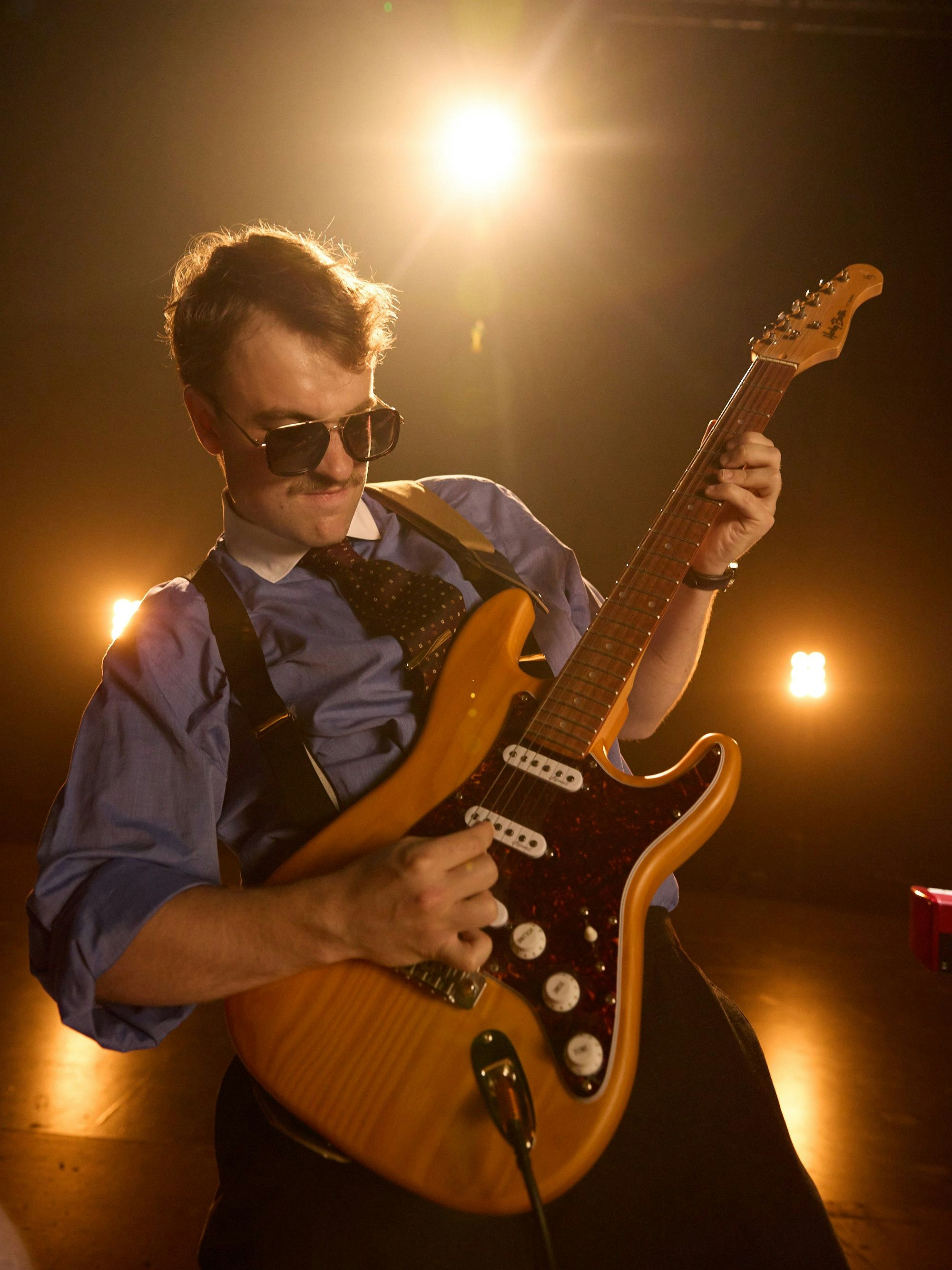 Bruder Benji schwingt die Luftgitarre