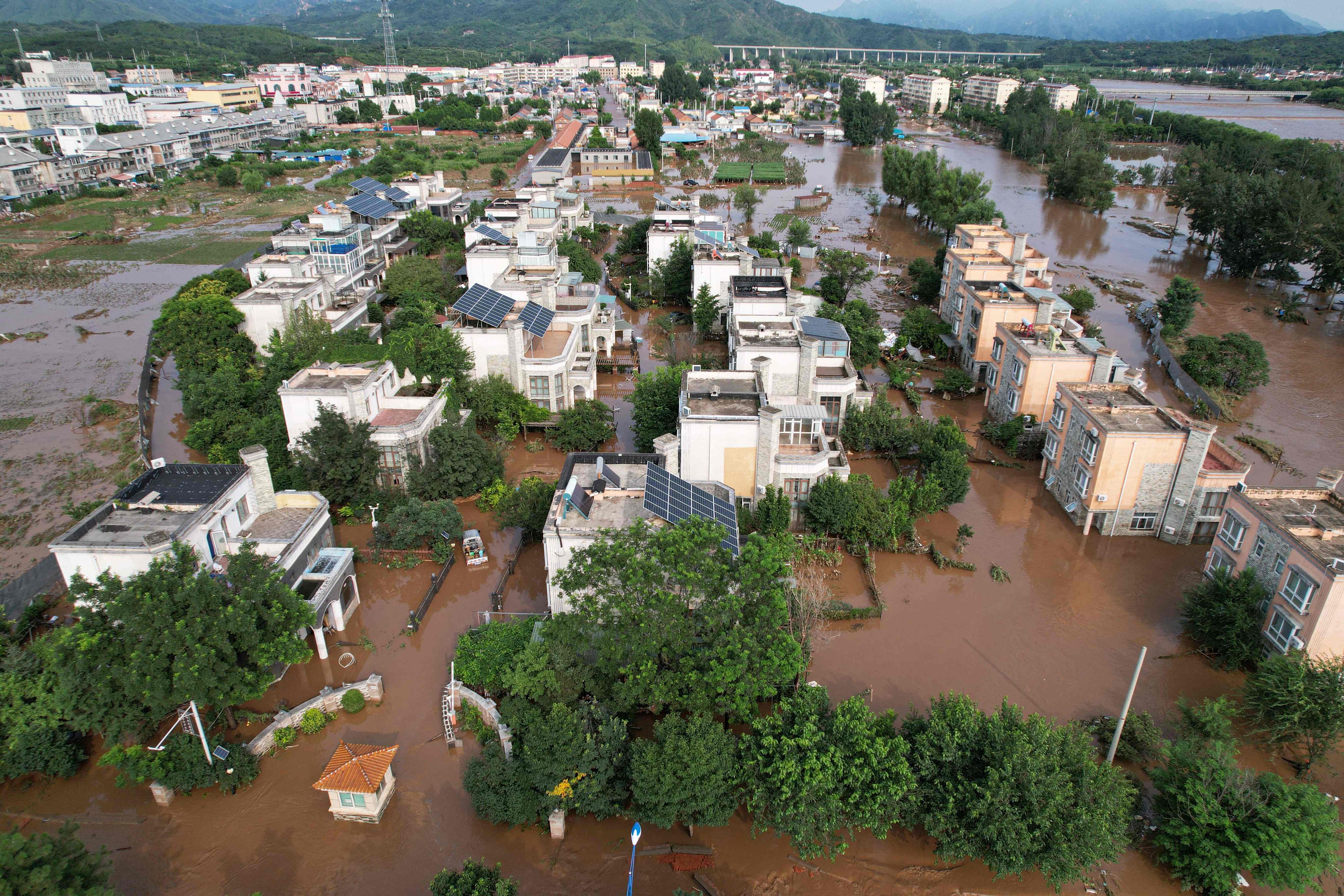 Am Rande von Peking sind große Gebiete überschwemmt worden.