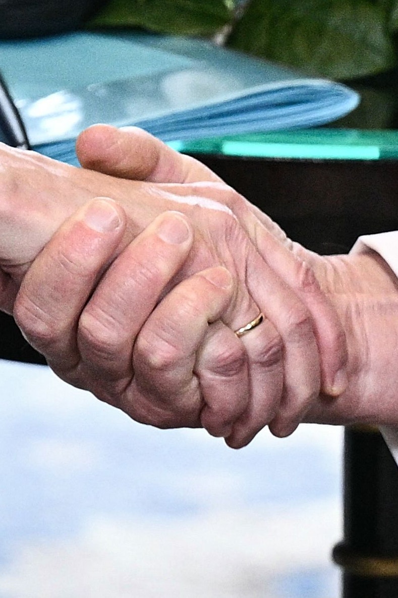 Hand drauf! Der Moment, als EU-Kommissionspräsidentin Ursula von der Leyen US-Präsident Trump Europa auf dem Silbertablett servierte