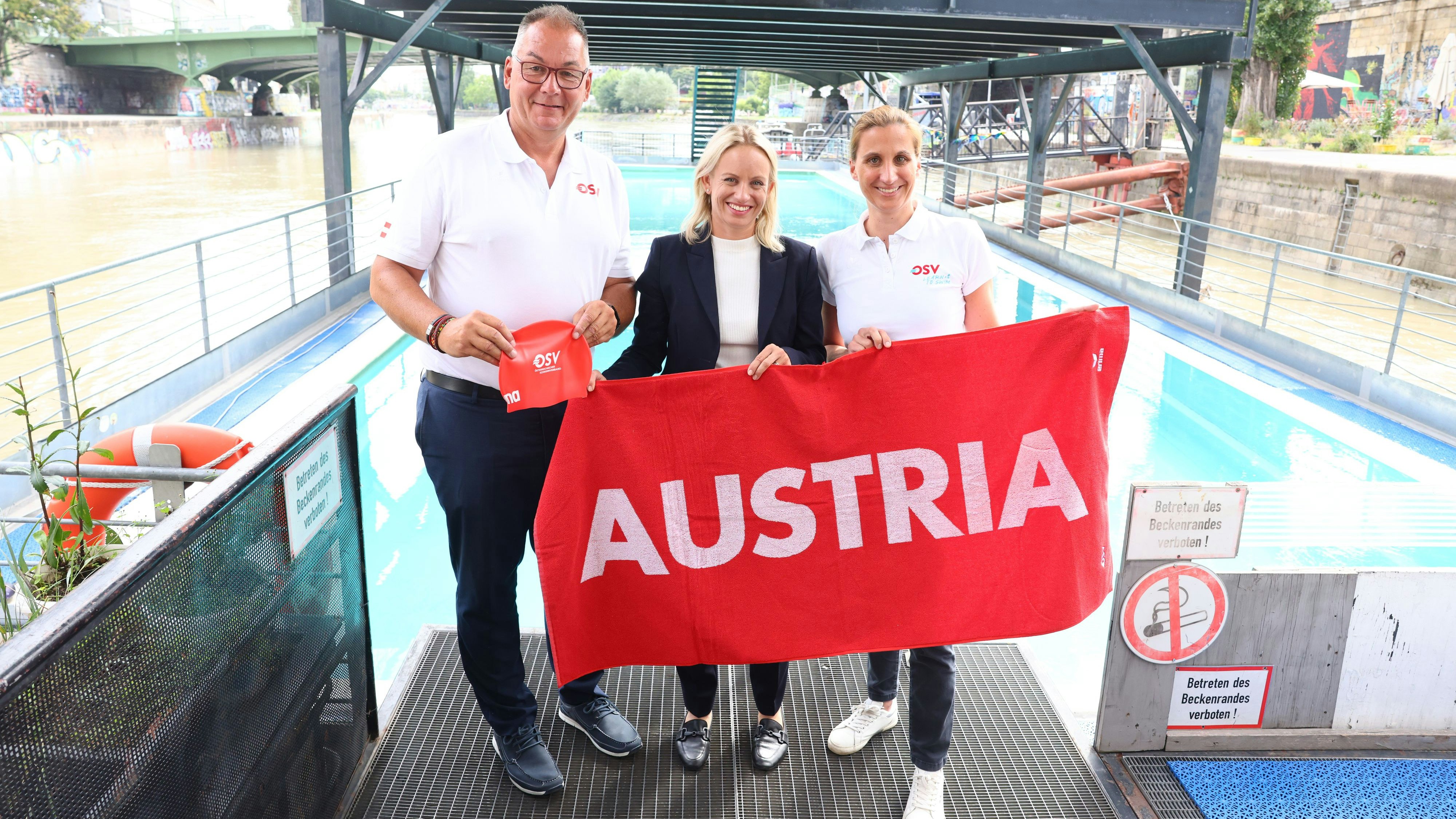 v.l. OSV-Finanzreferent Thomas Unger, Sport-Staatssekretärin Michaela Schmidt, "Learn to swim"-Bundeskoordinatorin Susanne Polansky