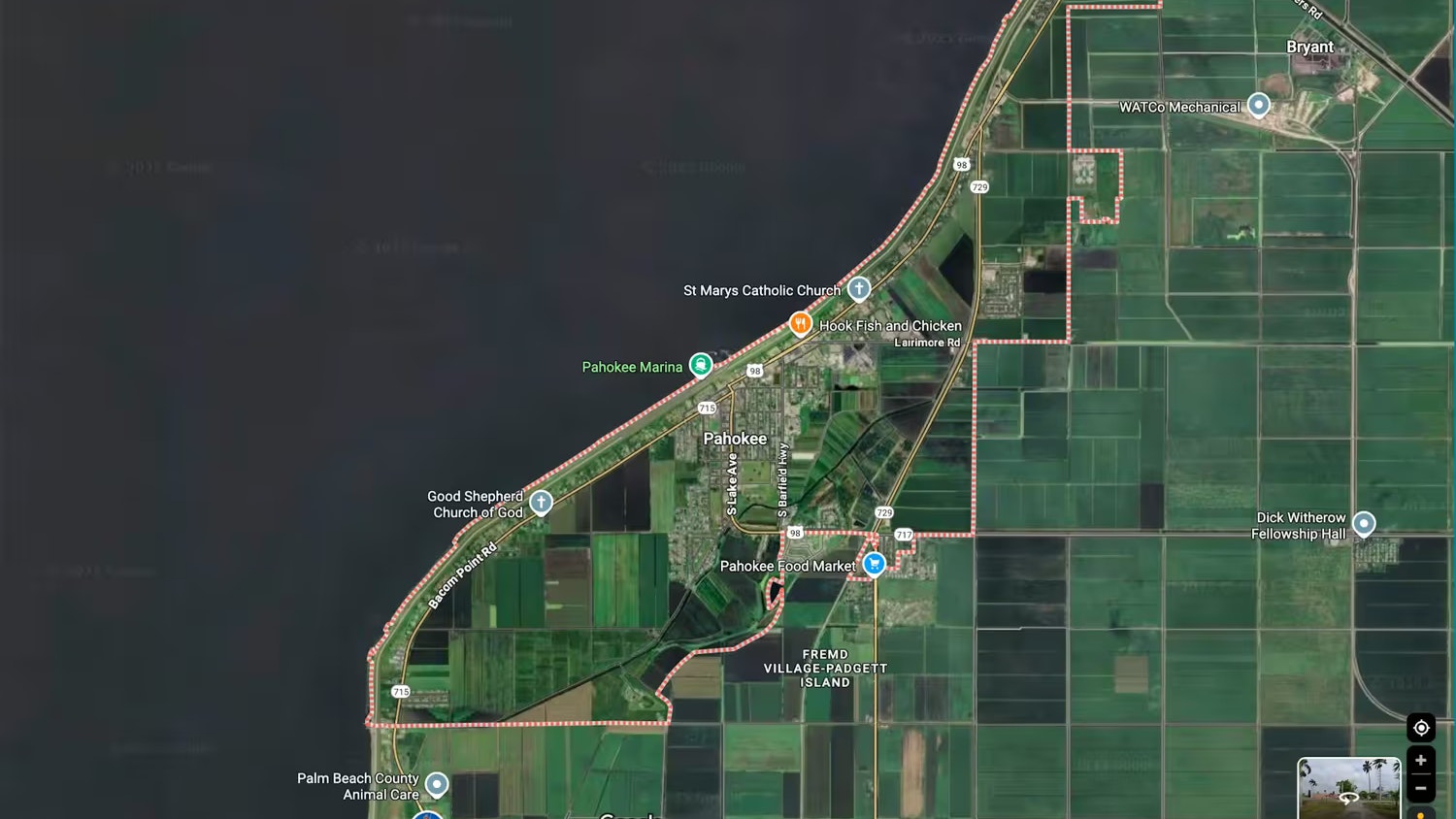 Pahokee liegt zwar direkt am Ufer des Okeechobeesees in Florida. Doch einen Sandstrand hat es dort nicht. Selbst wenn die Bilder von den sonnenverbrannten Menschen echt wären, kann die Ortsangabe nur falsch sein.