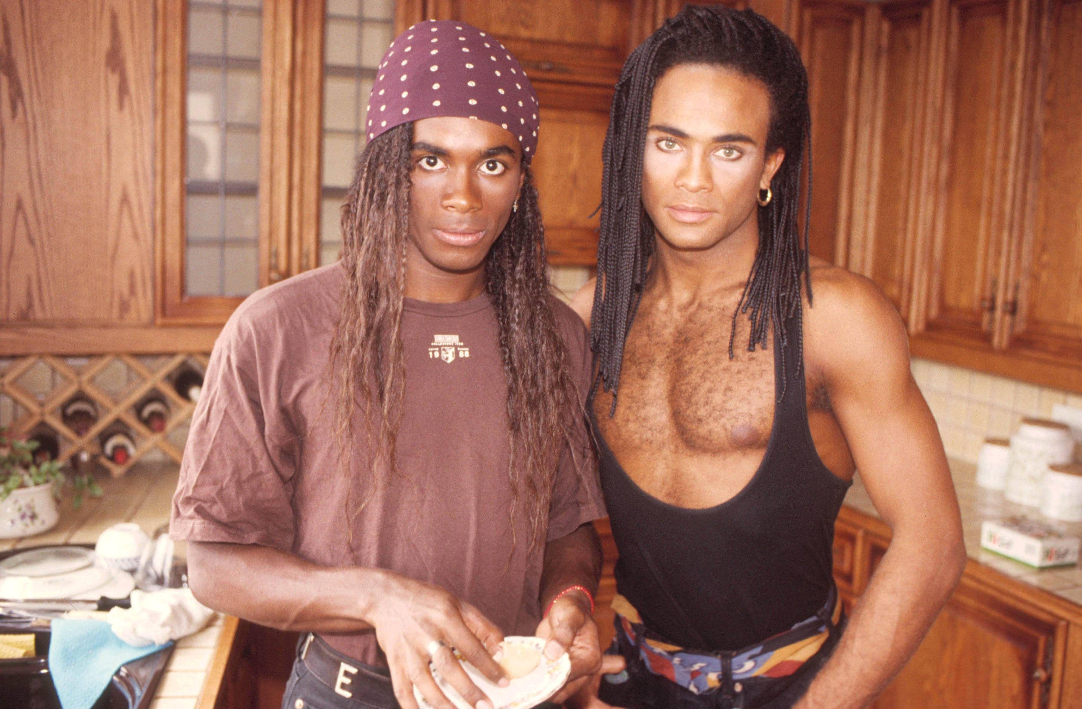 Fab Morvan und Rob Pilatus (v.l.) starten ihre Karriere als Pop-Duo Milli Vanilli 1988. So steil es für den Franzosen und den Deutschen bergauf ging, so tief war ihr Fall, nachdem bekannt wurde, dass sie nie selbst gesungen hatten.