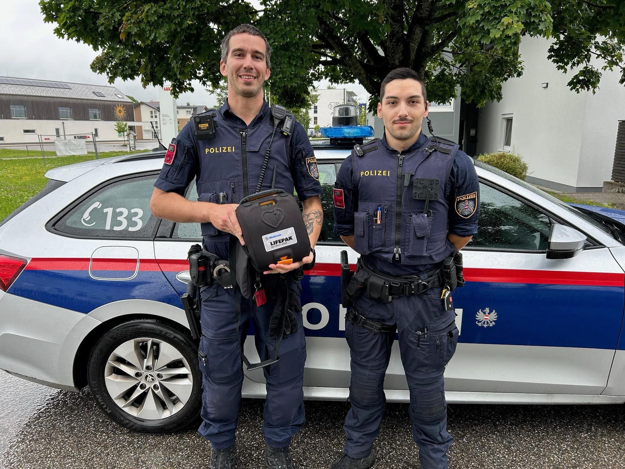 Die Beamten Florian und Alexander schnappten sich geistesgegenwärtig den Defibrillator.