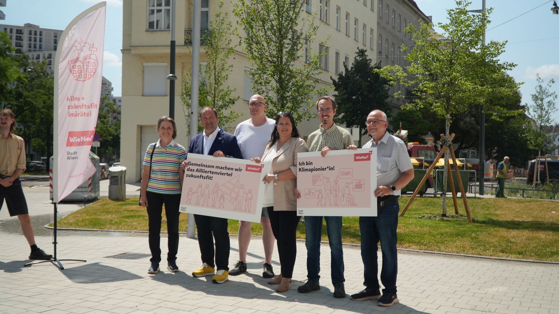 Die Klimapionier*innen des Alliiertenviertel mit Leopoldstadts Bezirksvorsteher Alexander Nikolai und Vizebürgermeisterin und Wohnbaustadträtin Kathrin Gaál.