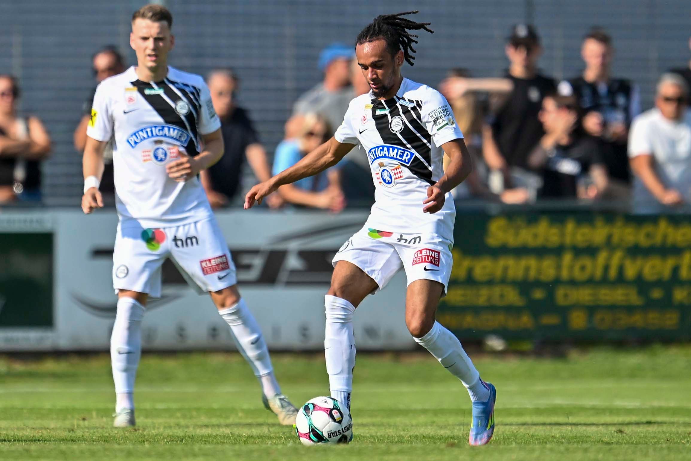 Emran Soglo (r.) muss zu den Amateuren. Auf Dimitri Lavalee (Hintergrund) kommen wohl mehr Einsätze über die linke Außenbahn zu.
